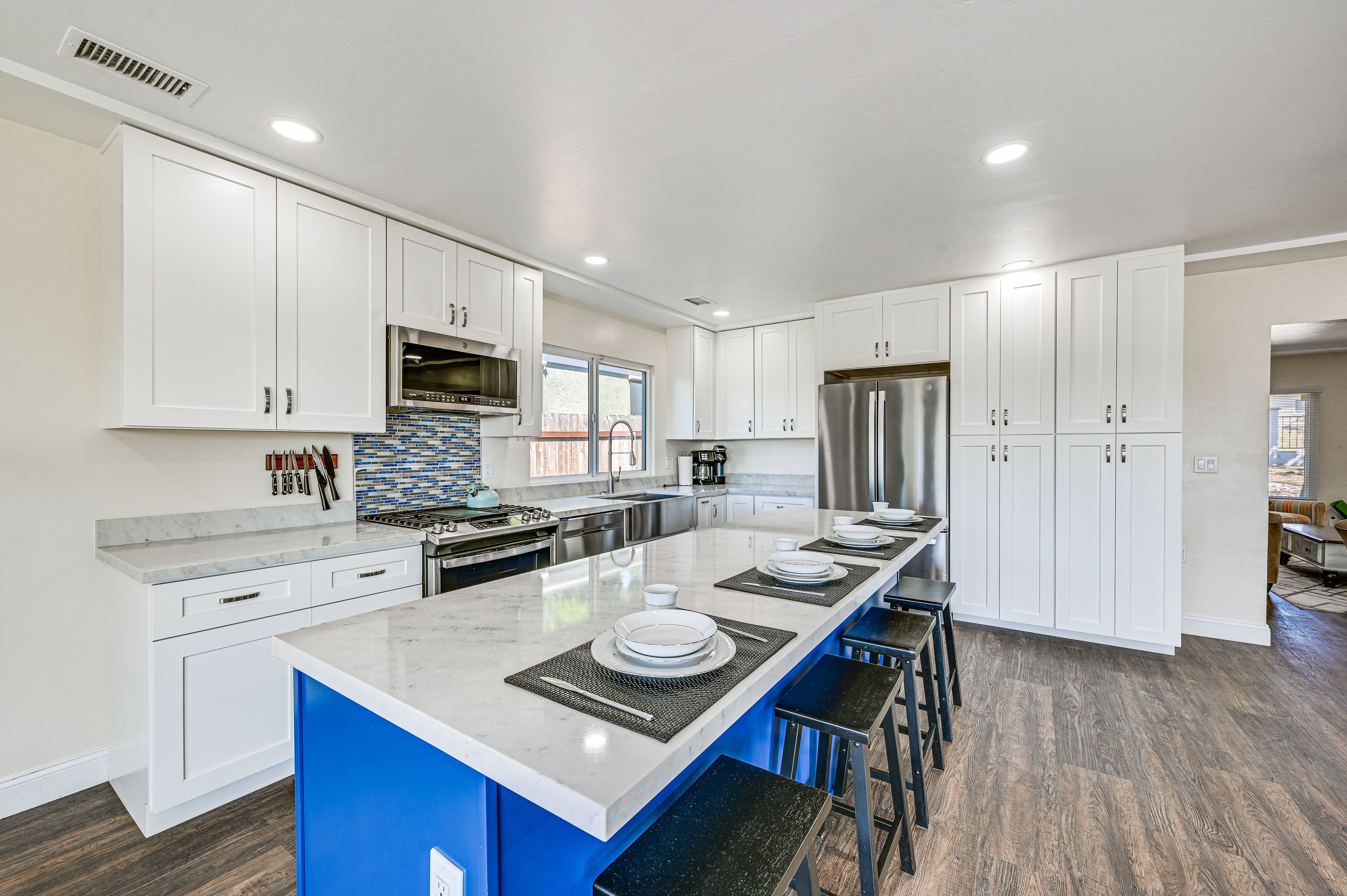 Kitchen | Dishwasher | Breakfast Bar