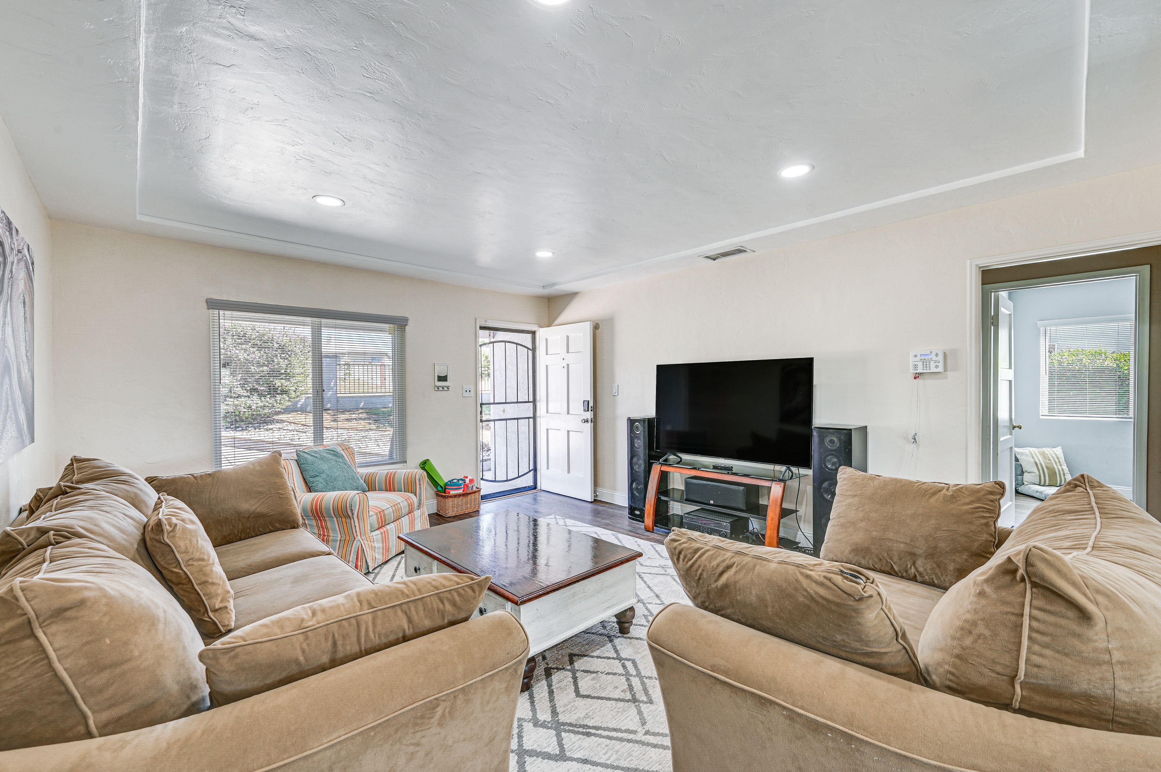 Living Room | Smart TV | Central A/C & Heating | Free WiFi