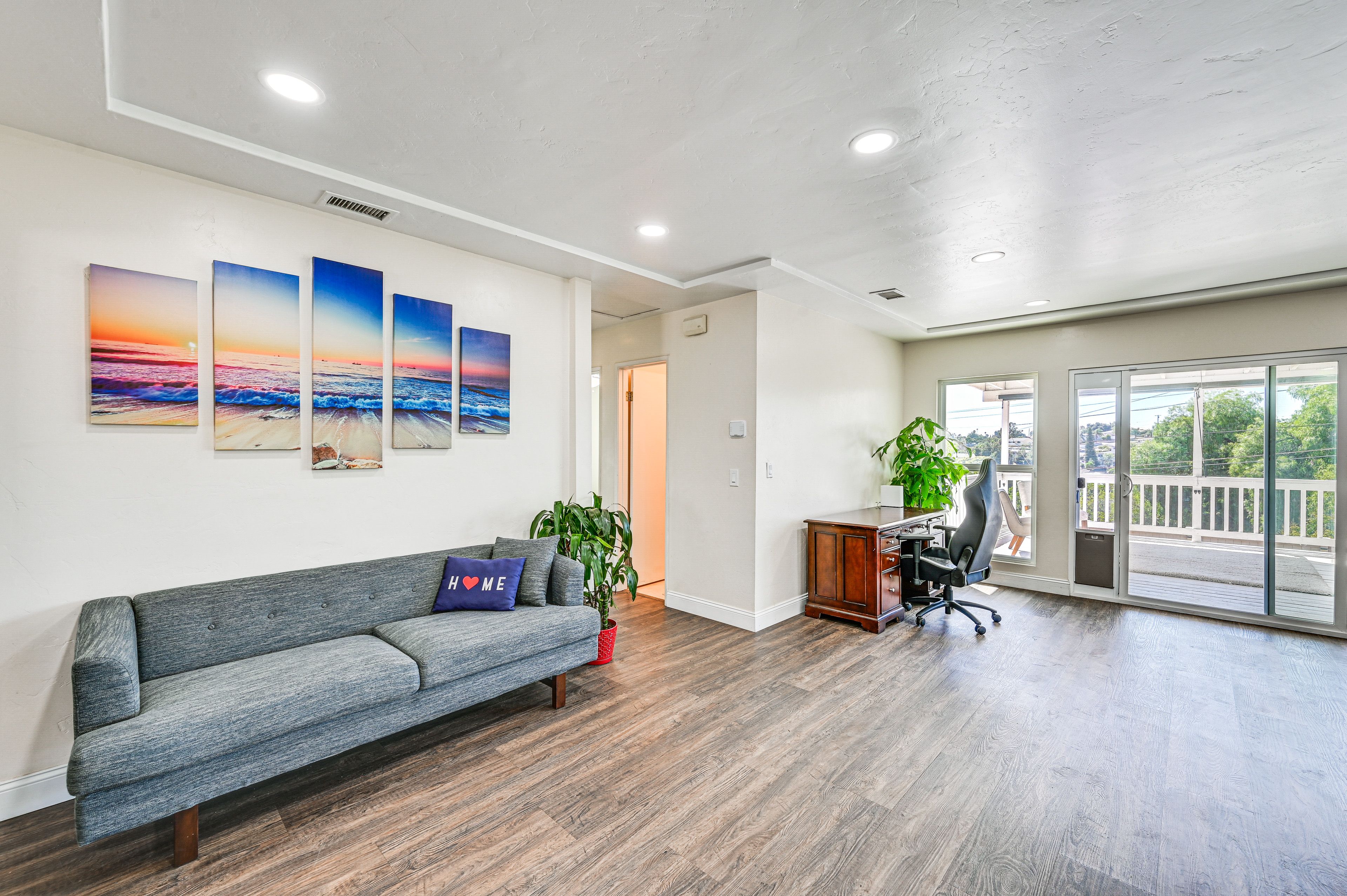 Additional Seating Area & Workspace