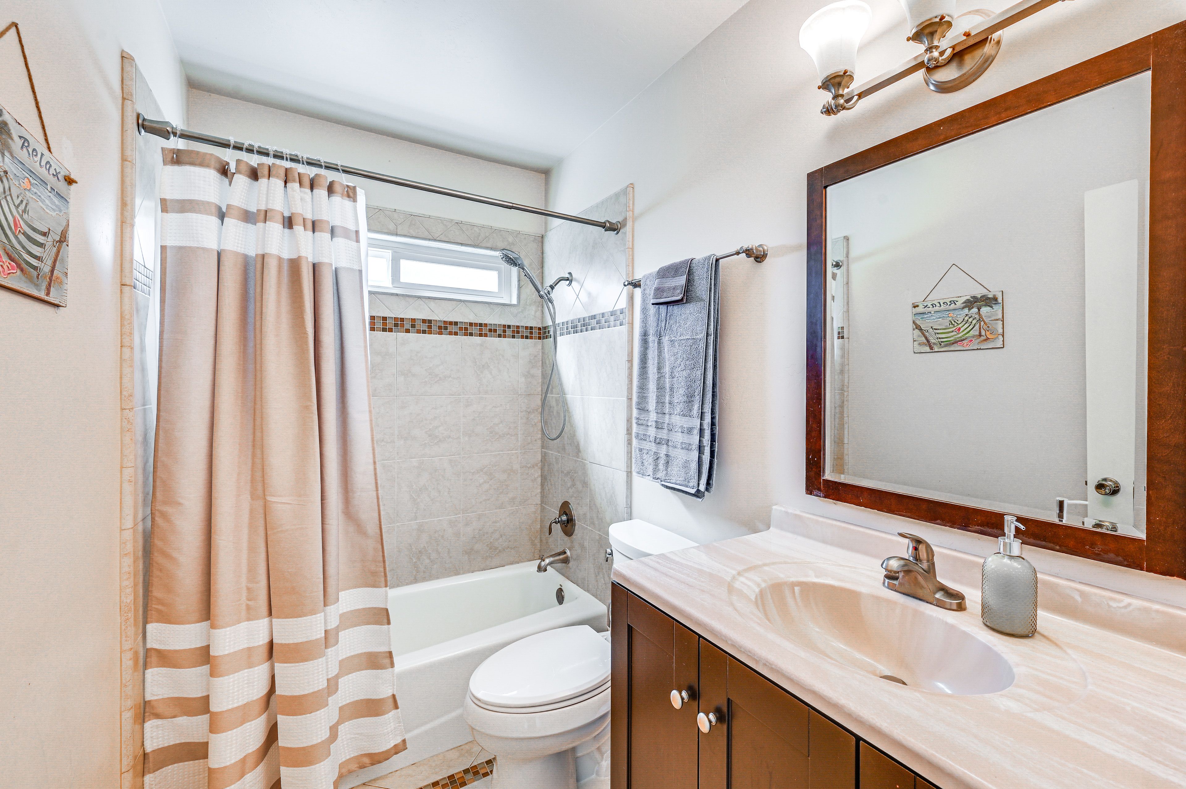 Full Bathroom | Complimentary Toiletries