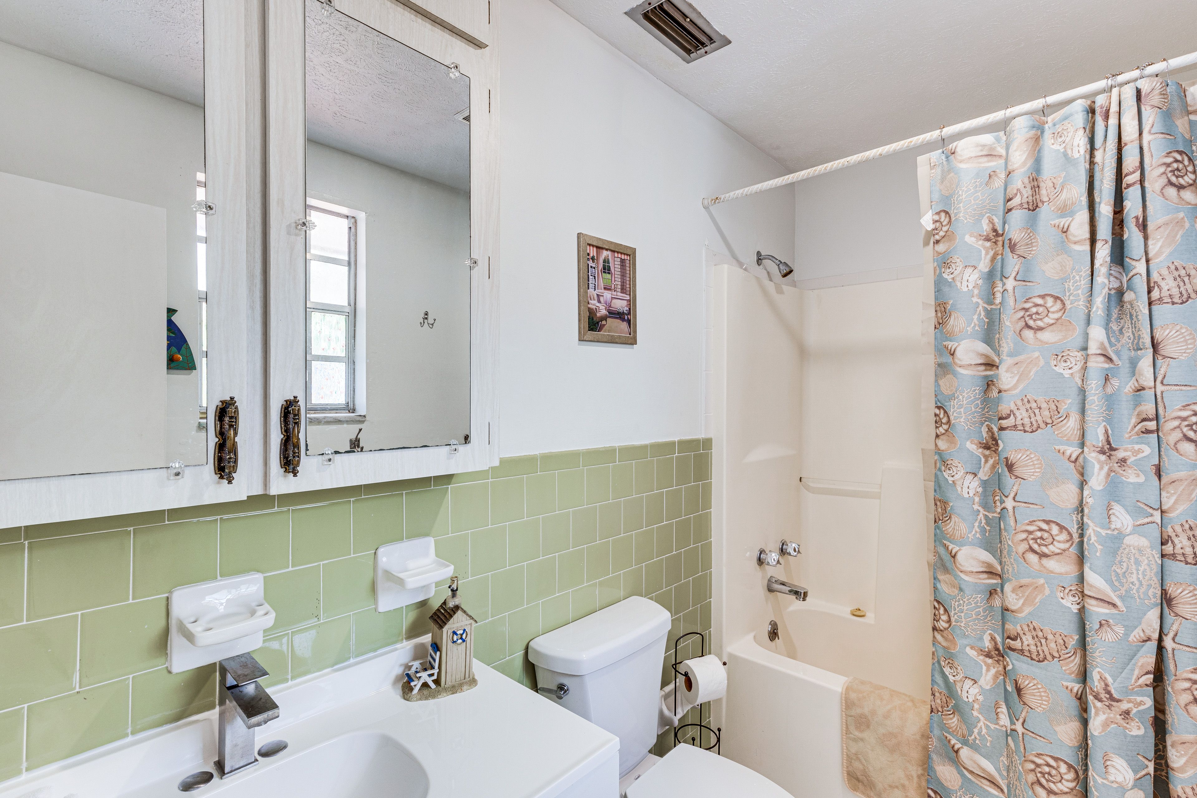 En-Suite Bathroom | Towels & Linens Provided