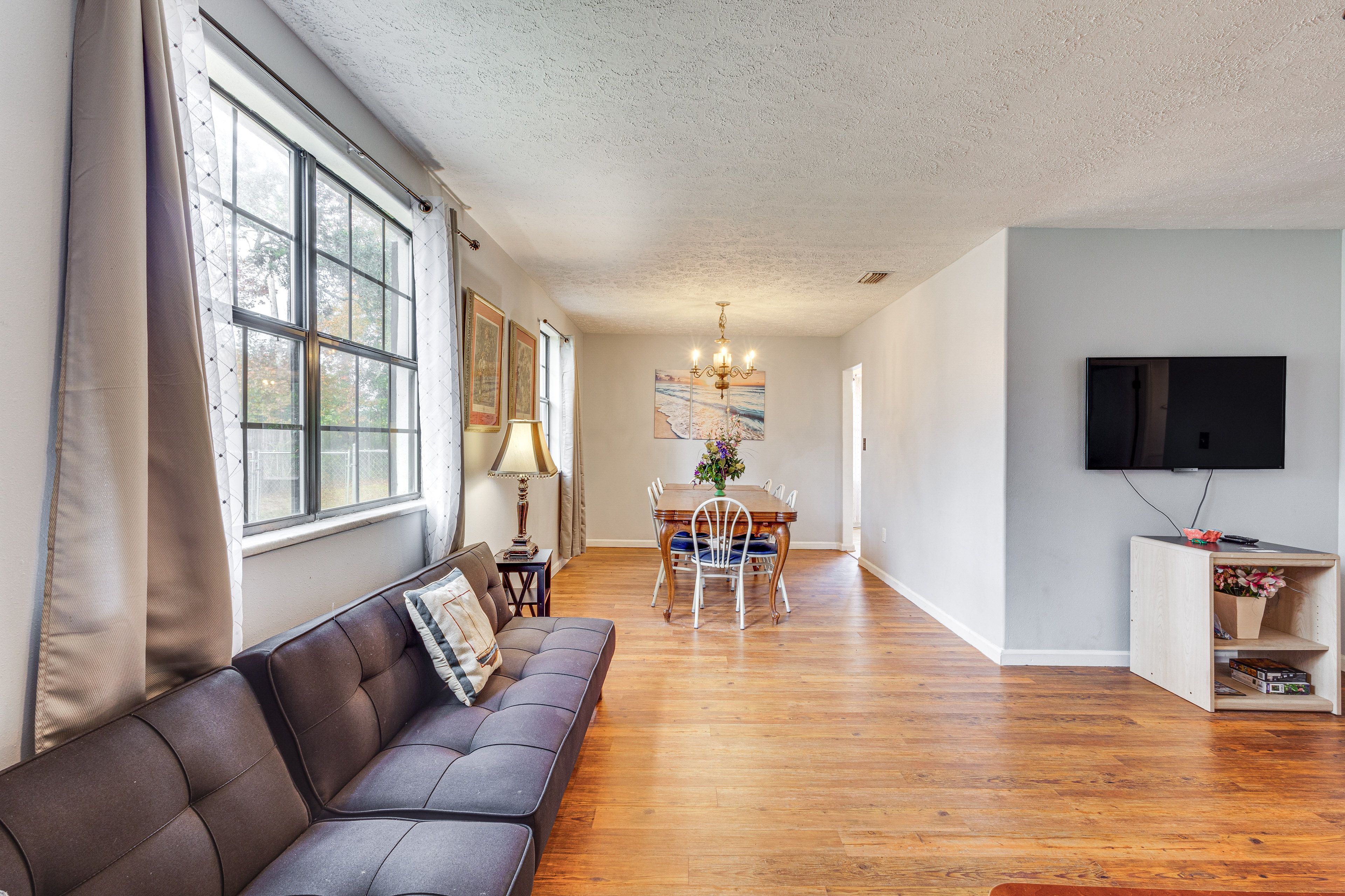 Living Room | 3 Futons | Smart TV | Free WiFi