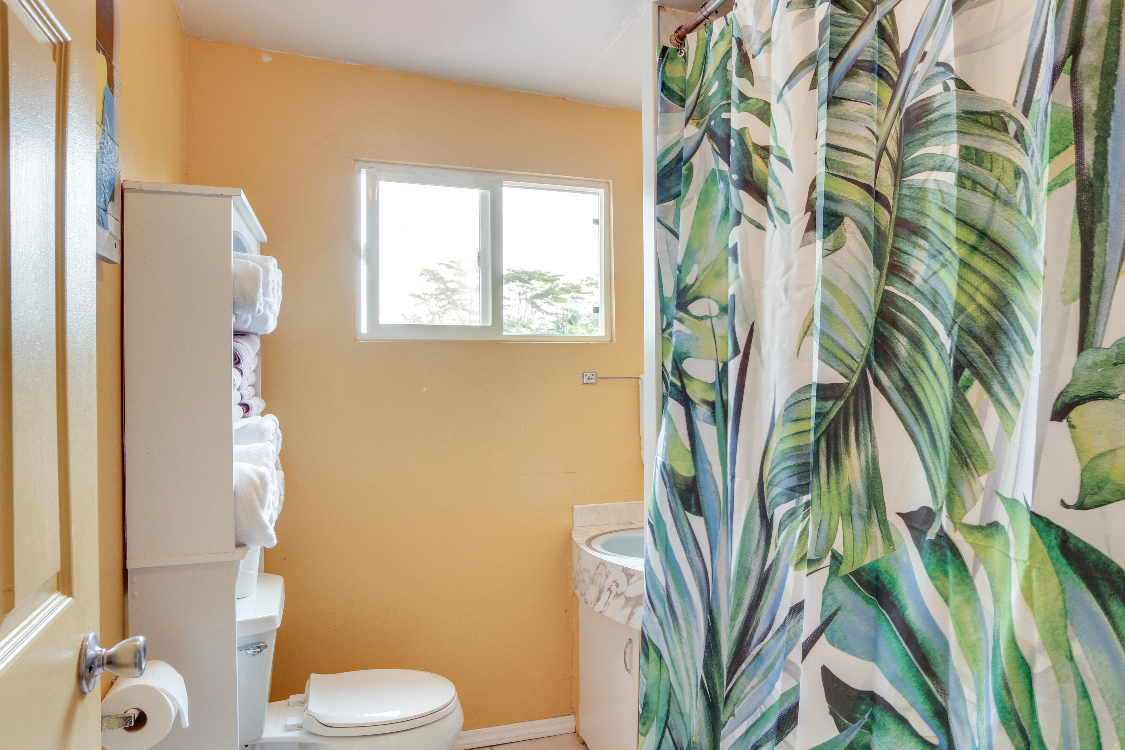 Full Bathroom | 2nd Floor | Complimentary Toiletries