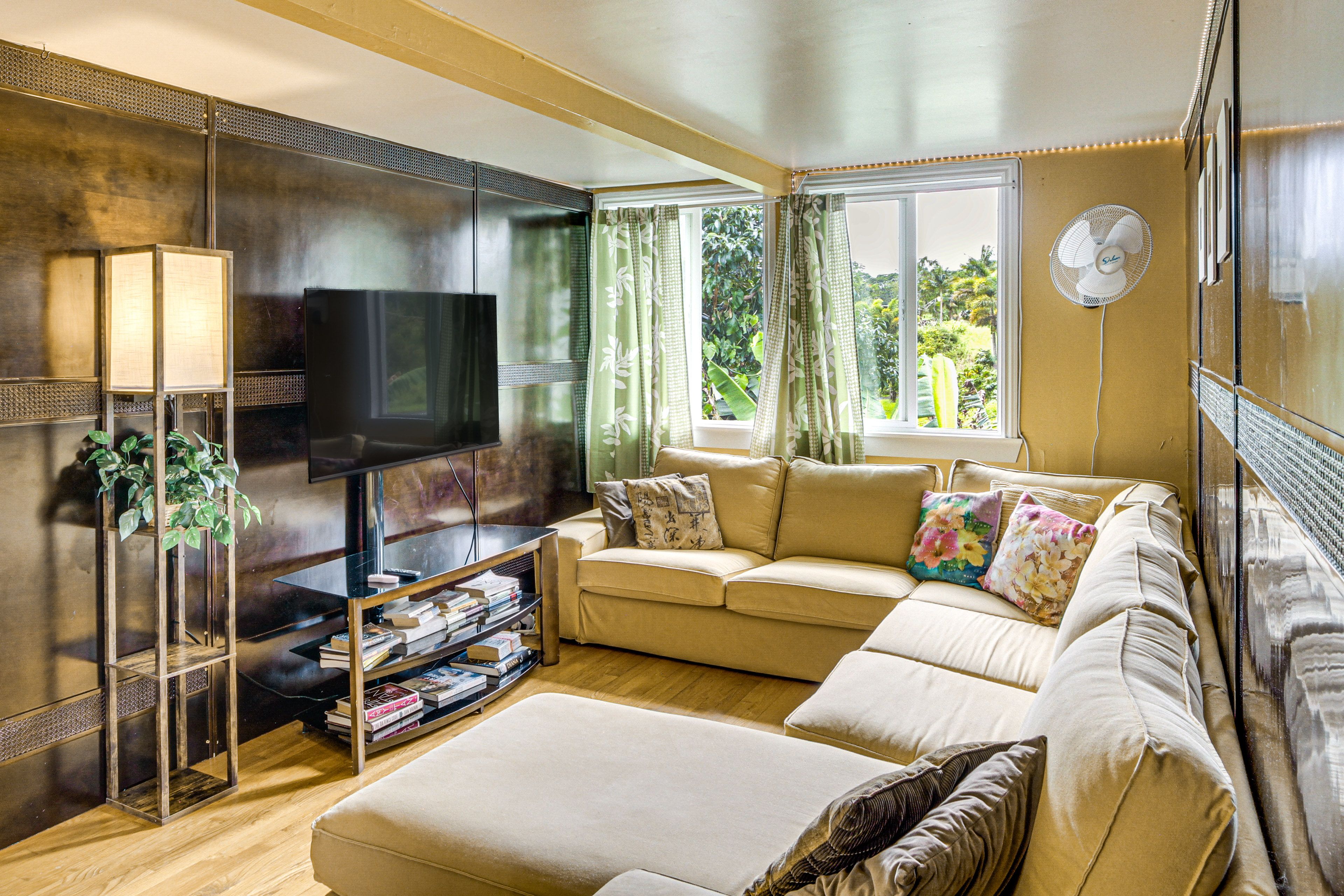 Additional Seating Area | 2nd Floor | Smart TV