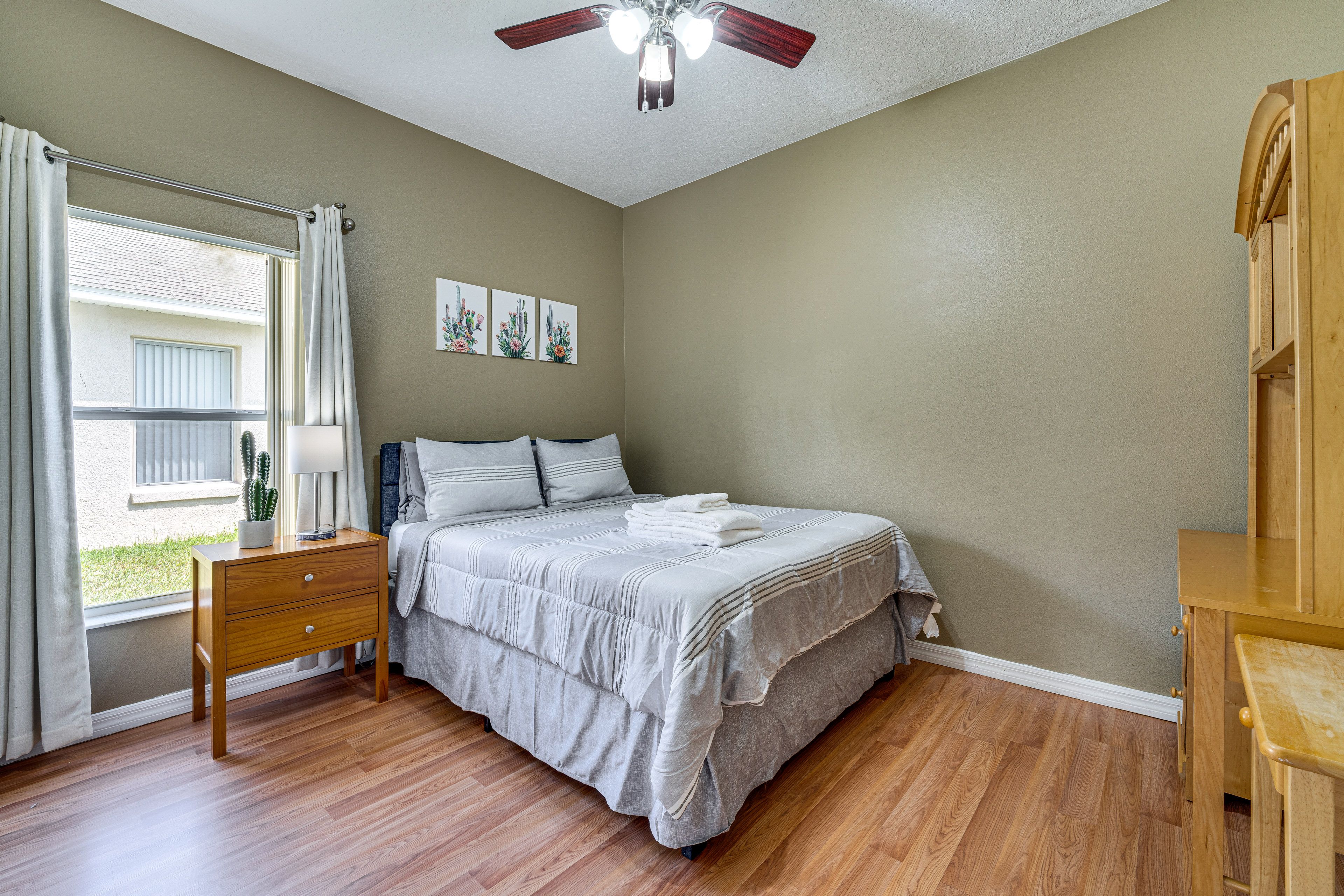 Bedroom 1 | Queen Bed | Linens Provided | 1st Floor