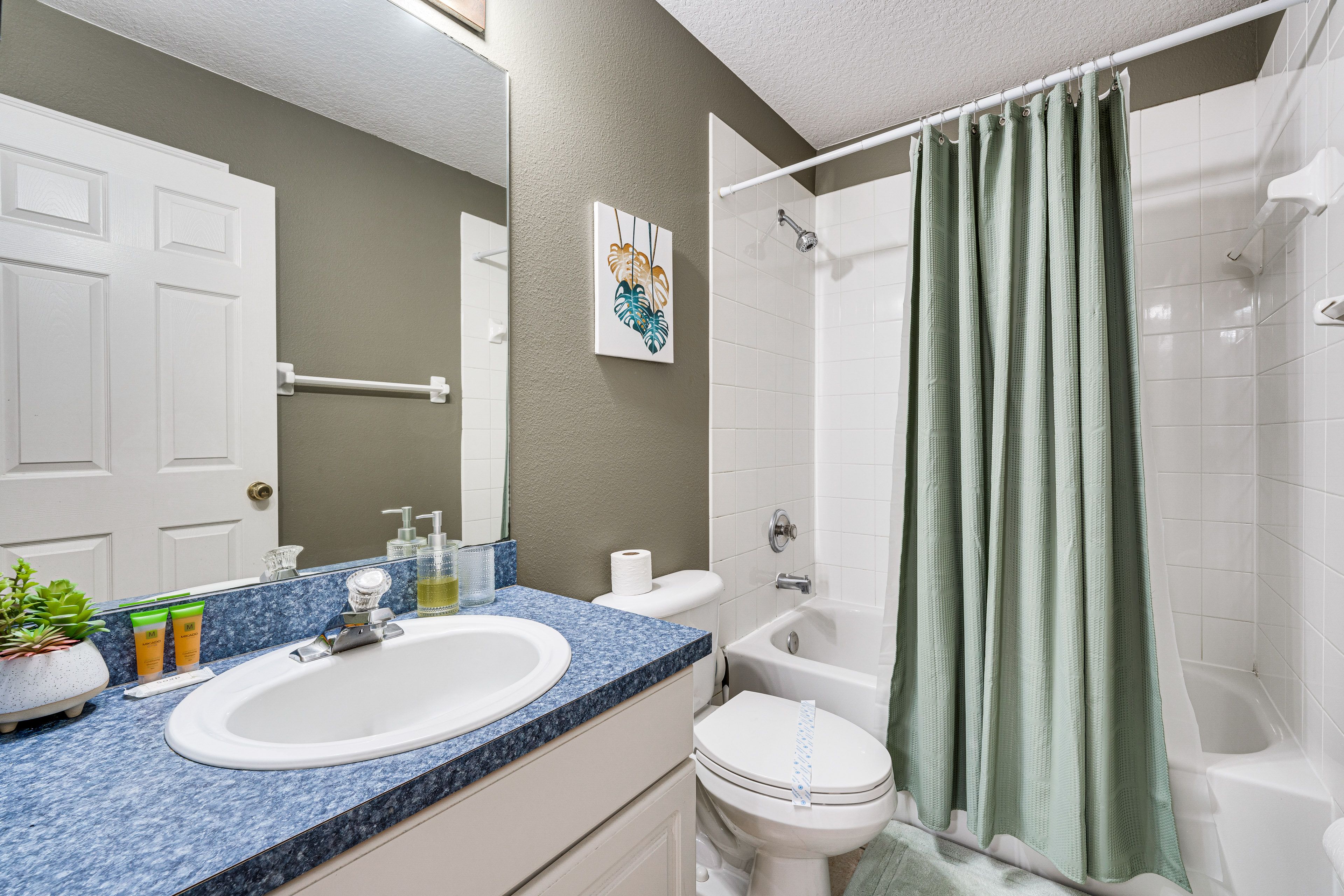 Full Bath | Complimentary Toiletries | 2nd Floor