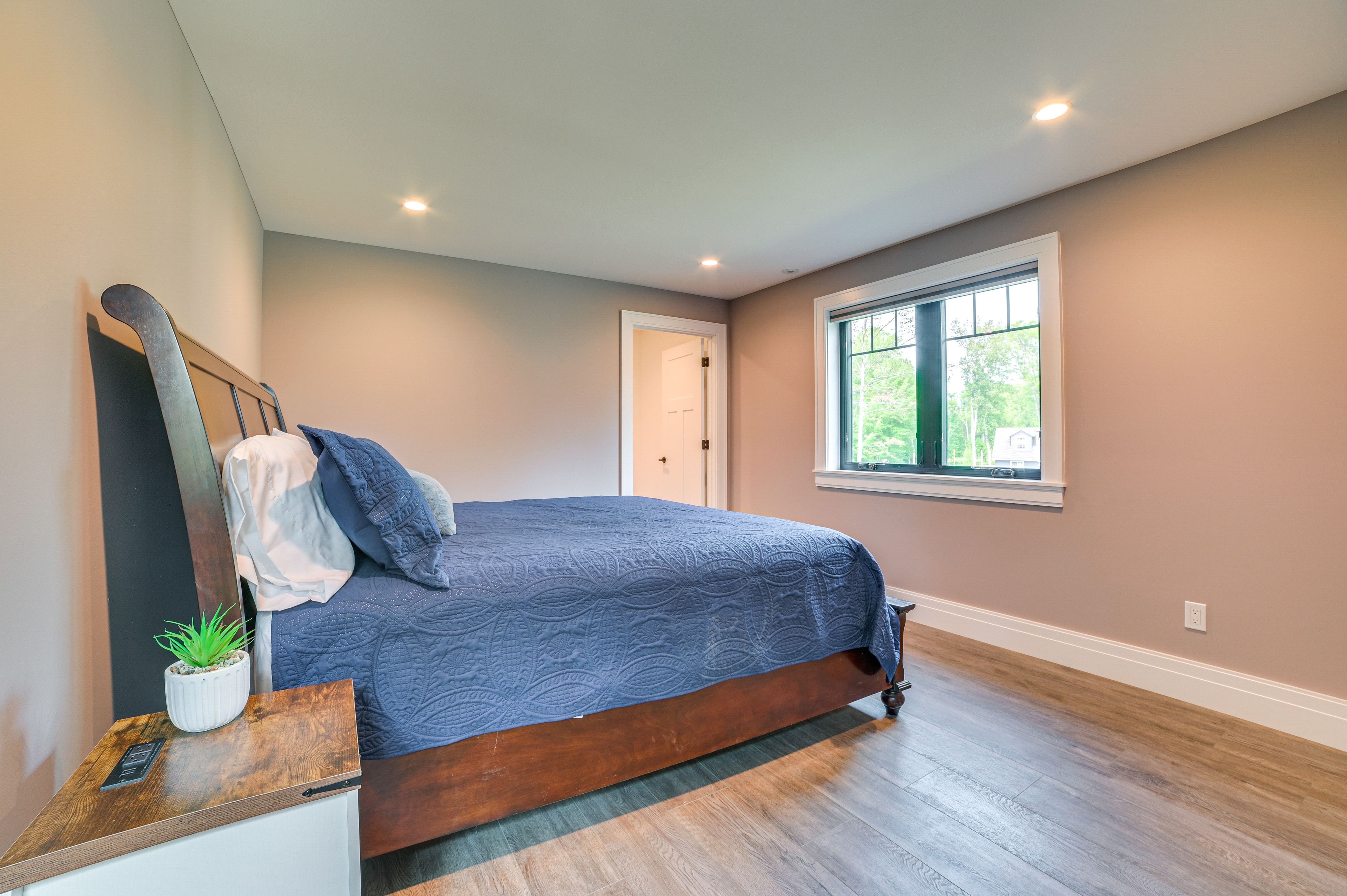 Bedroom 4 | 1st Floor | Queen Bed