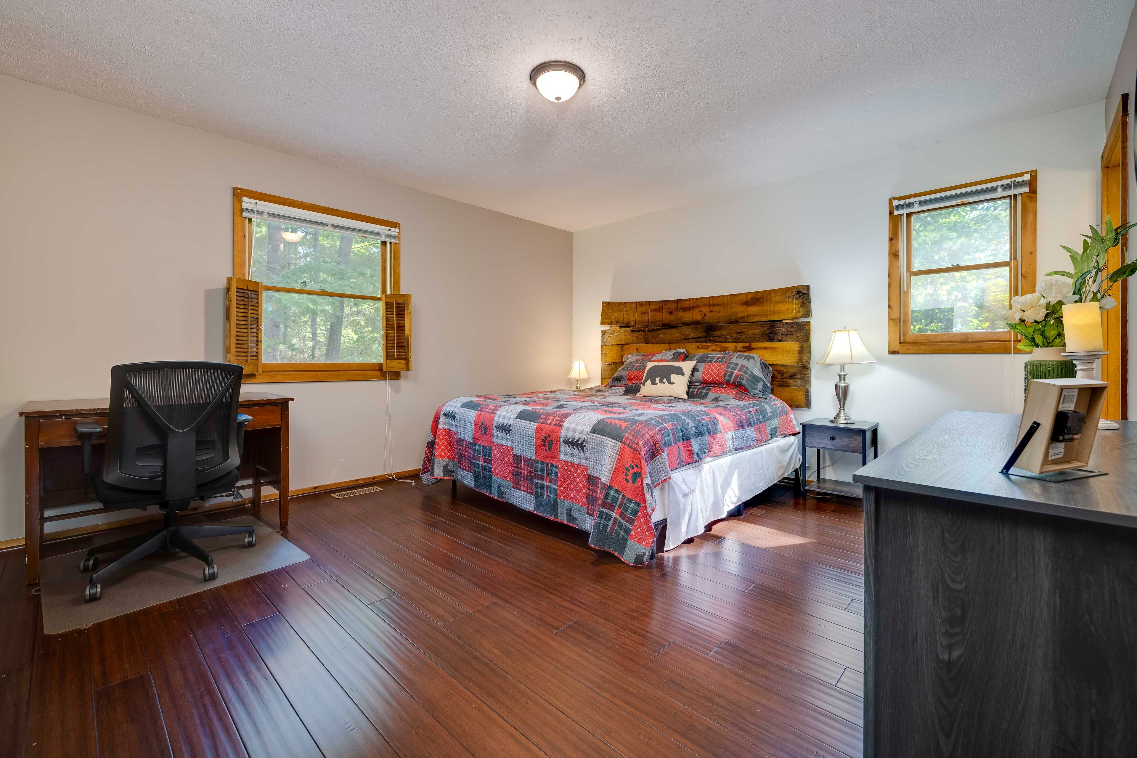 Bedroom 1 | 1st Floor | King Bed | Smart TV | Office Desk | Linens Provided