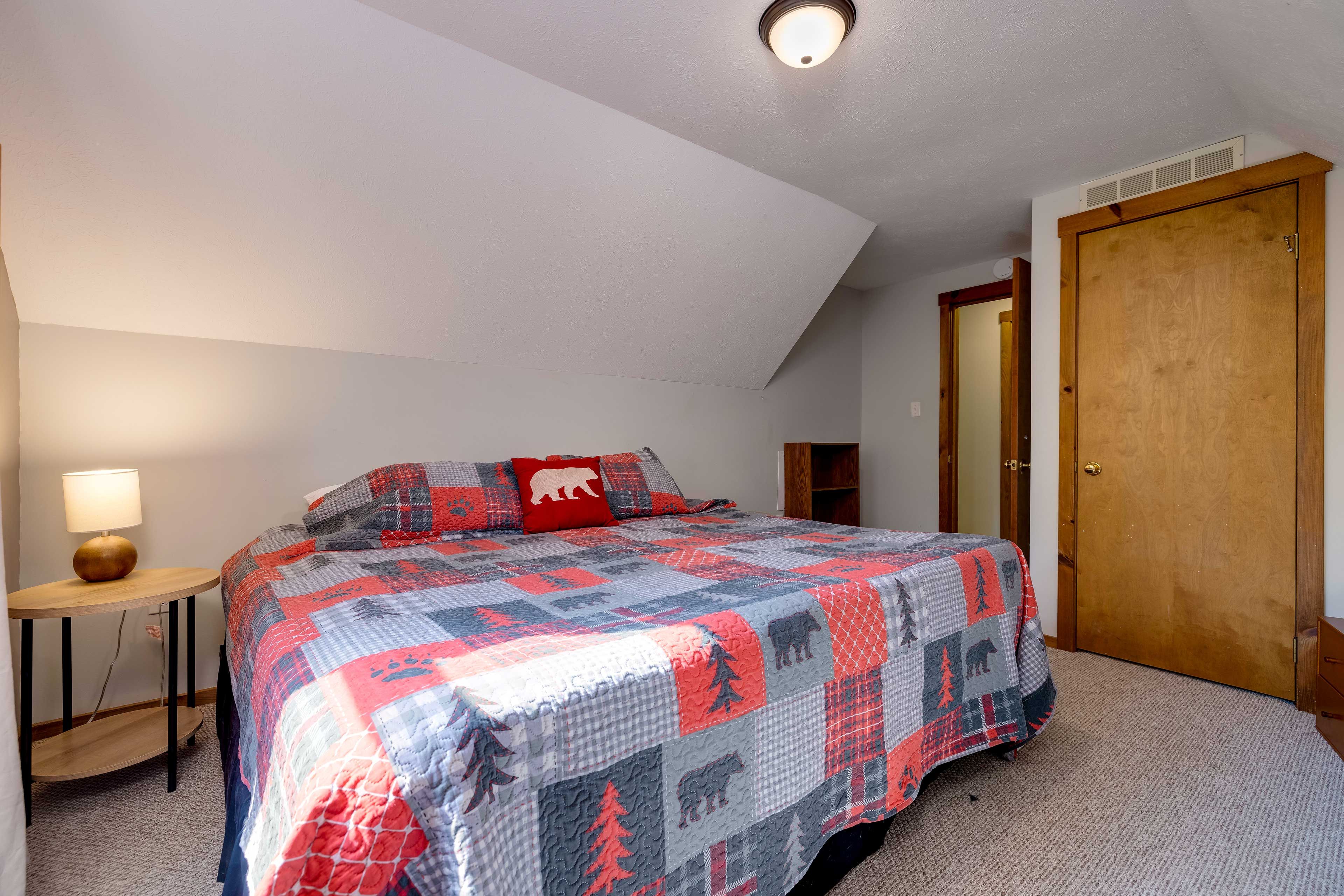 Bedroom 2 | 2nd Floor | King Bed | Smart TV | Linens Provided