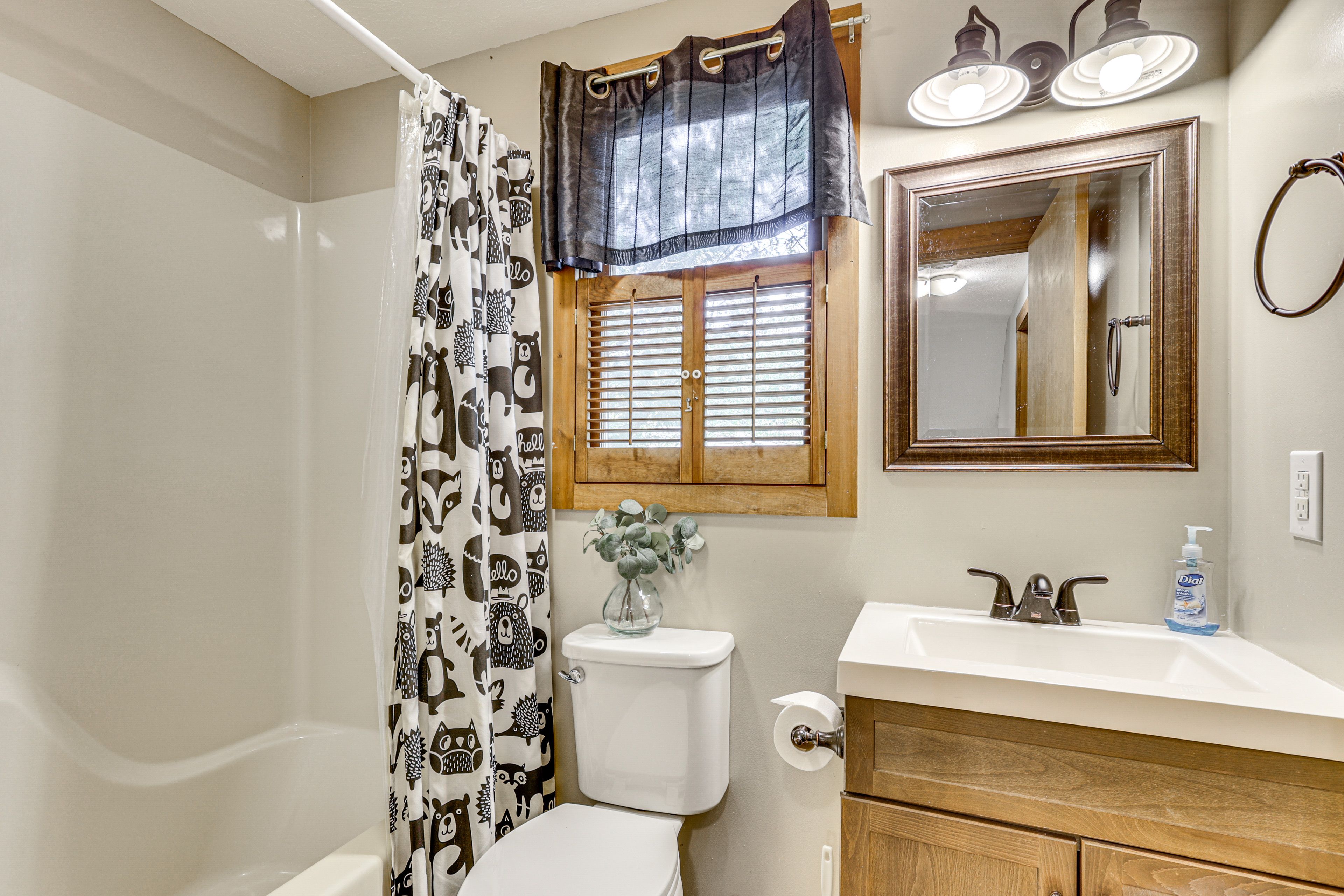 Full Bathroom | 2nd Floor | Towels Provided
