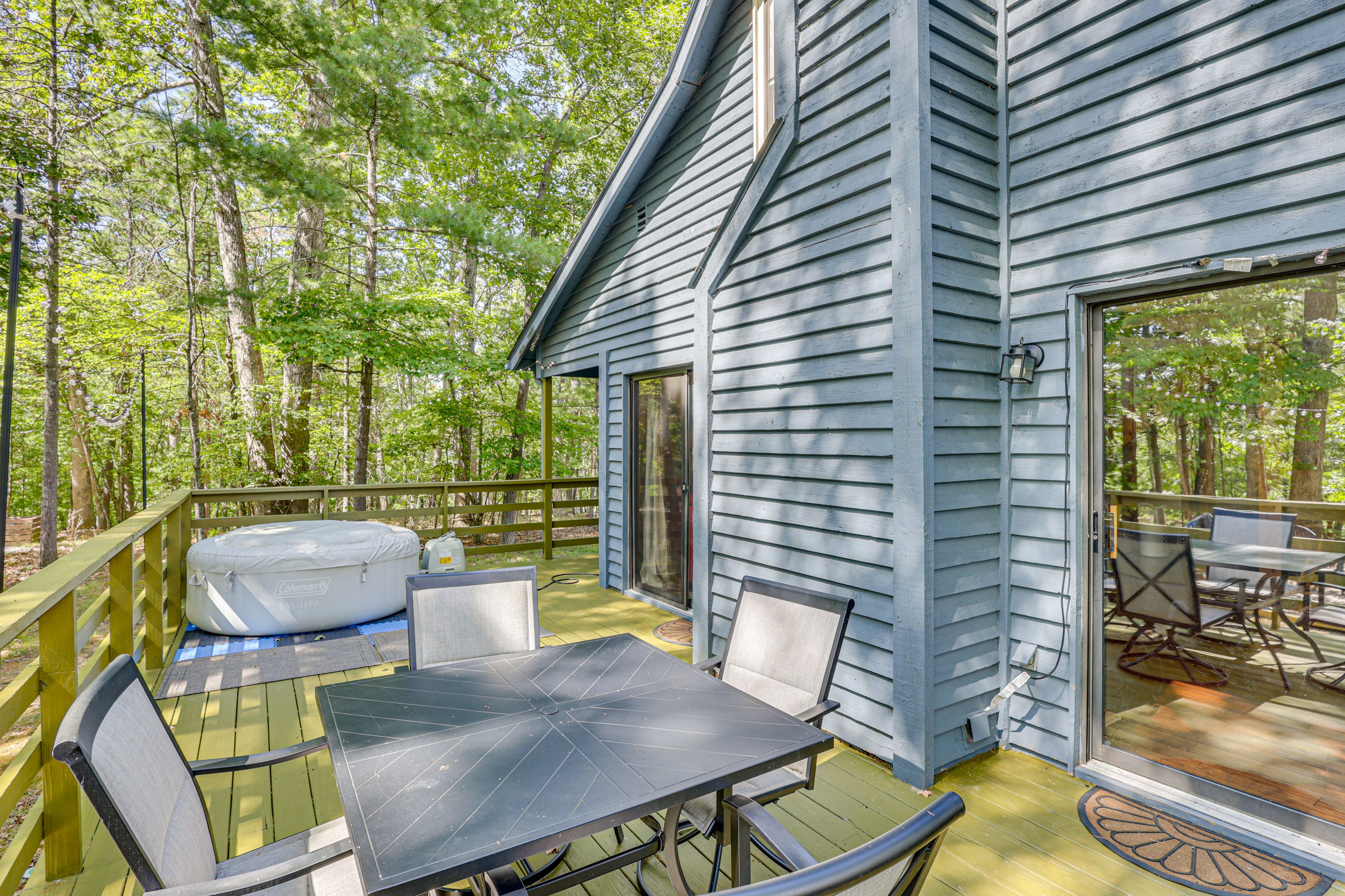 Outdoor Dining Area | Hot Tub