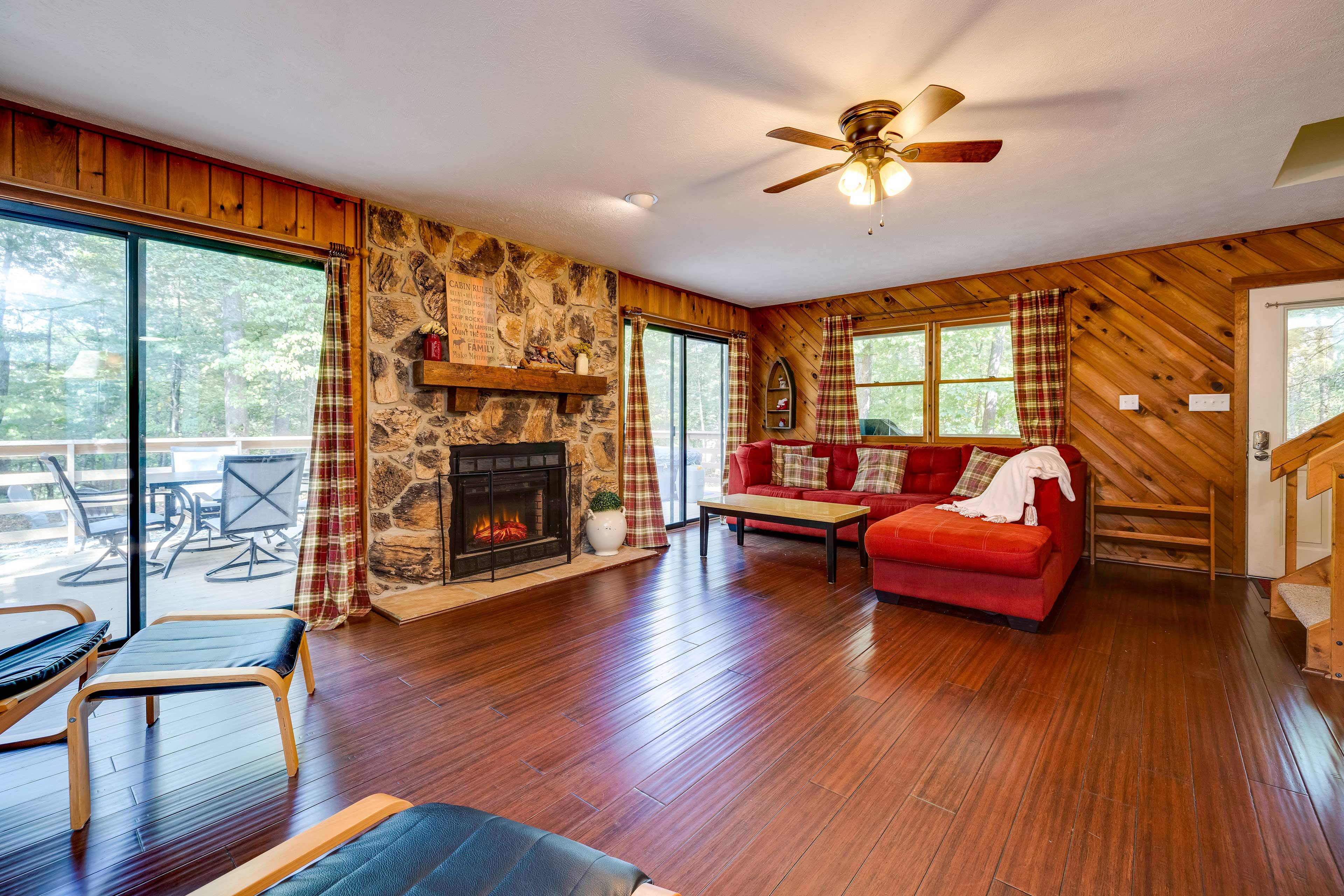 Living Room | 1st Floor | Smart TV | Free WiFi | Gas Fireplace