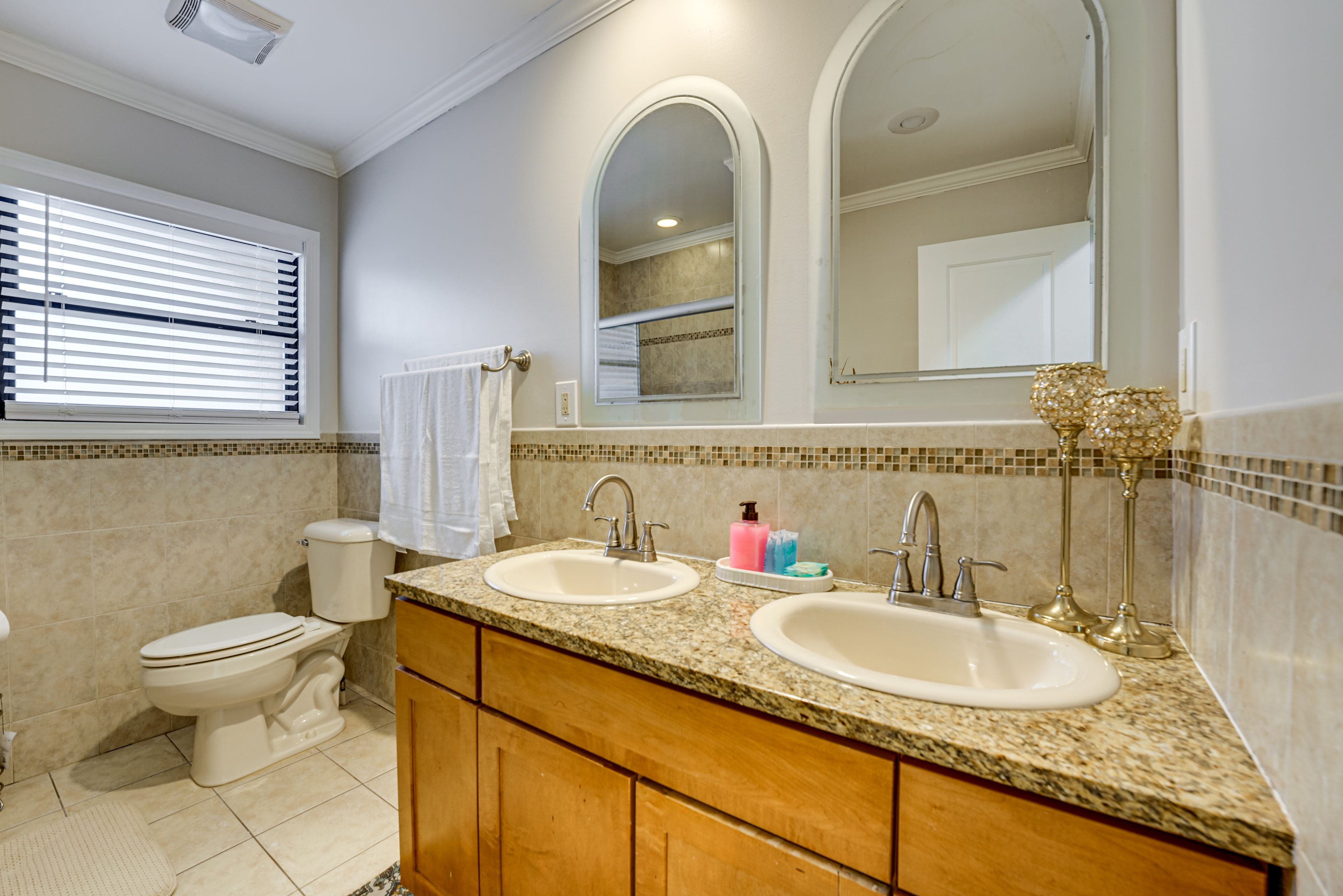 Full Bathroom | Towels Provided | Main Floor