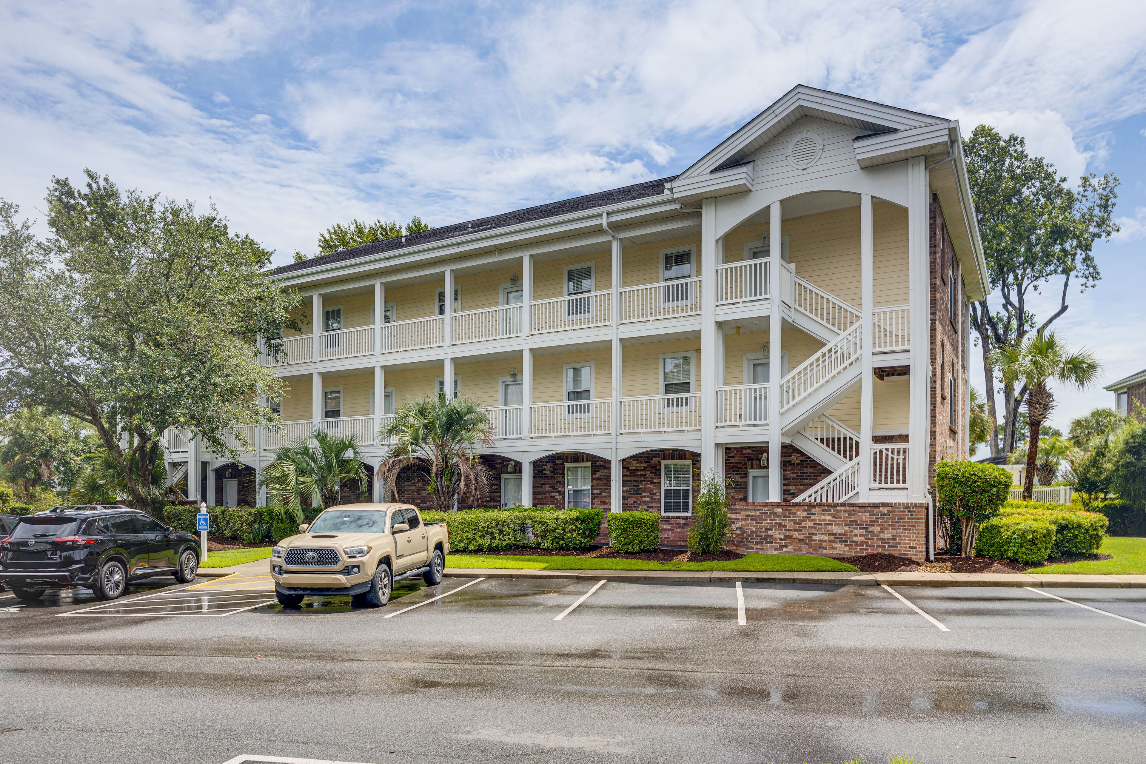 Parking | Community Lot (Ample Parking, First-Come, First-Served)