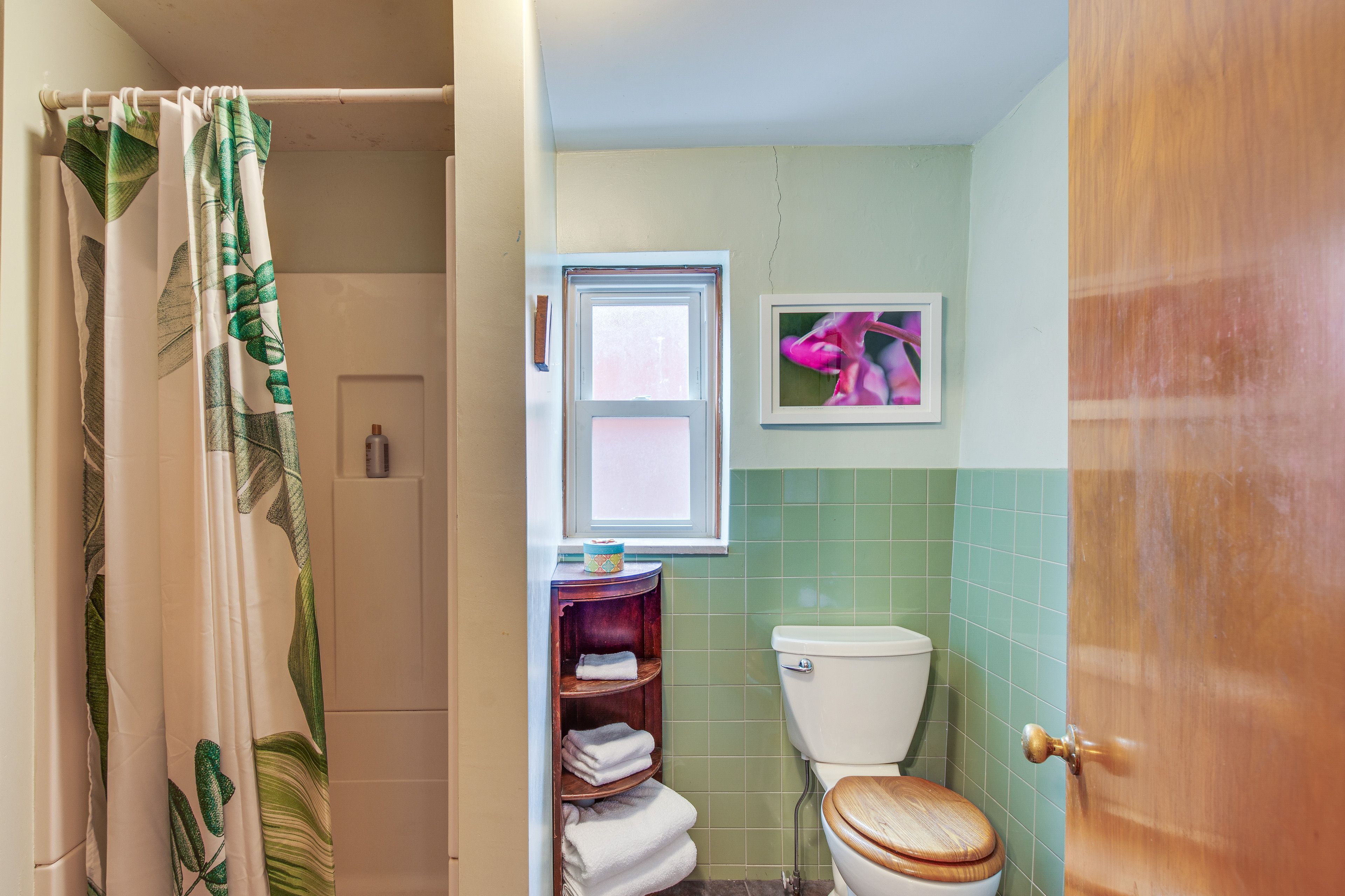 Full Bathroom | 1st Floor | Towels Provided | Complimentary Toiletries