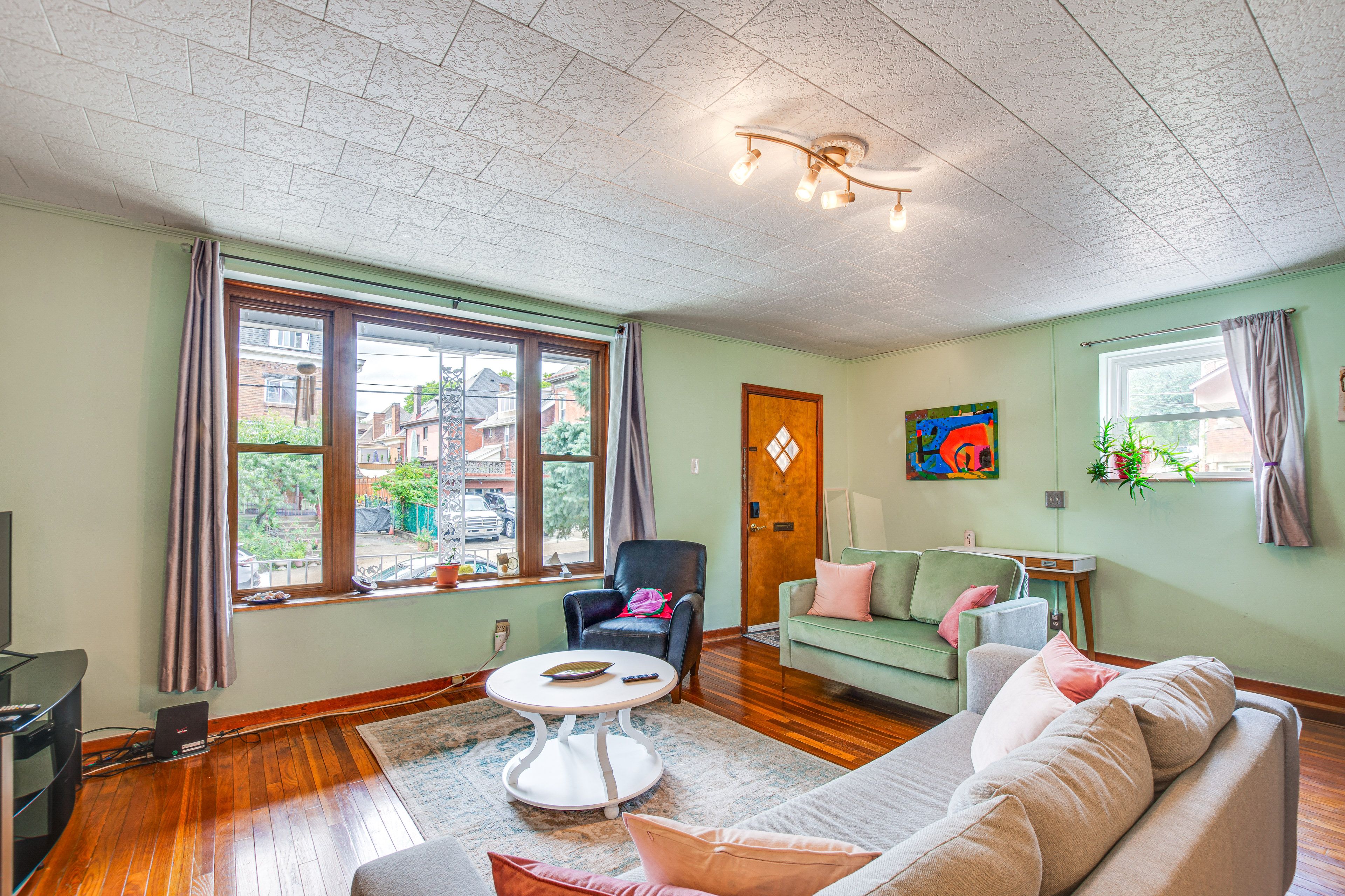 Living Room | 1st Floor | Smart TV w/ Cable