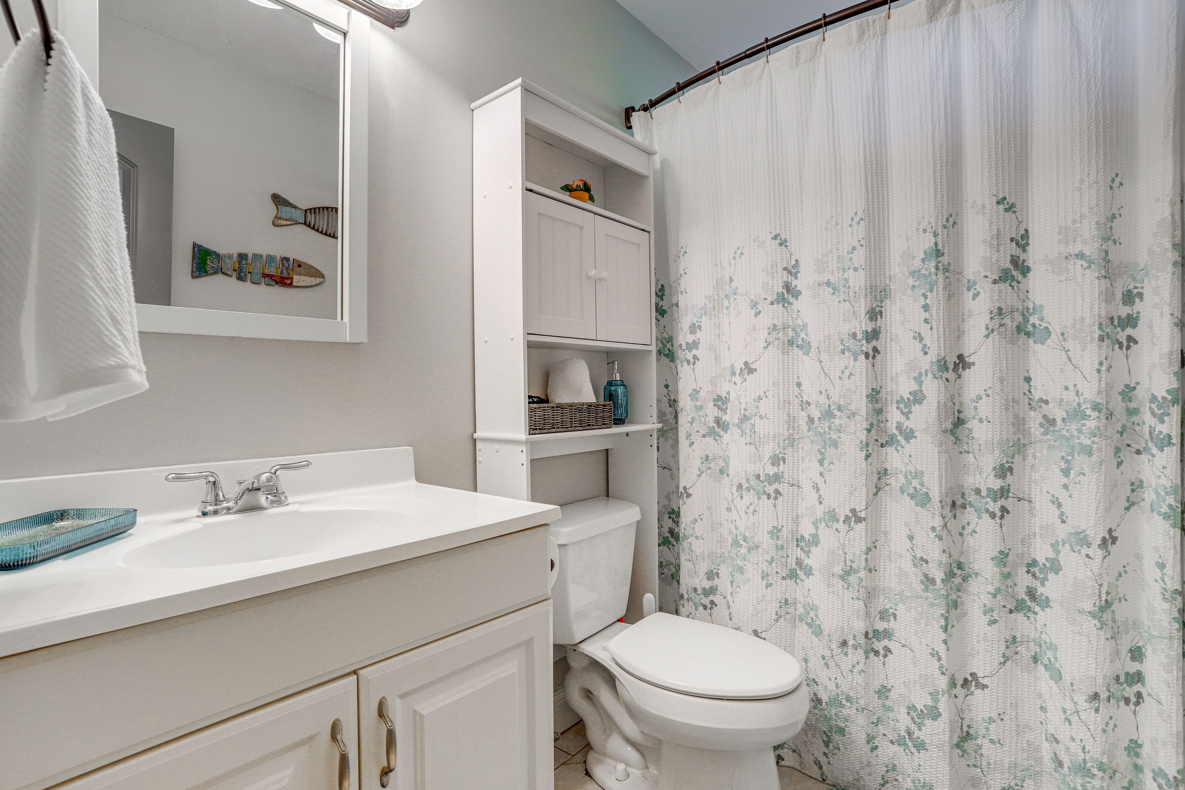 Full Bathroom | Towels Provided | Complimentary Toiletries | 1st Floor