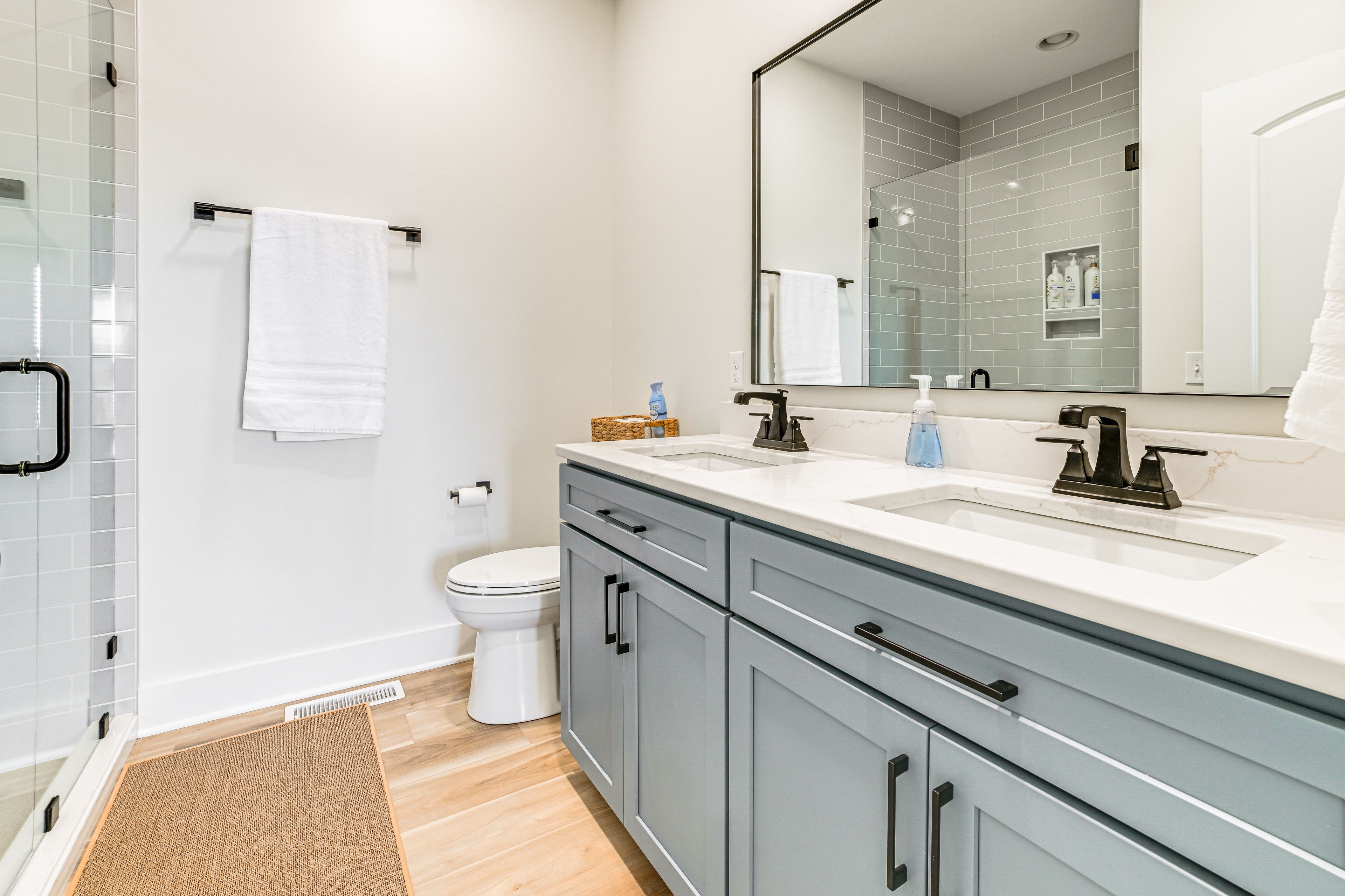 Full Bathroom | Towels Provided | 1st Floor