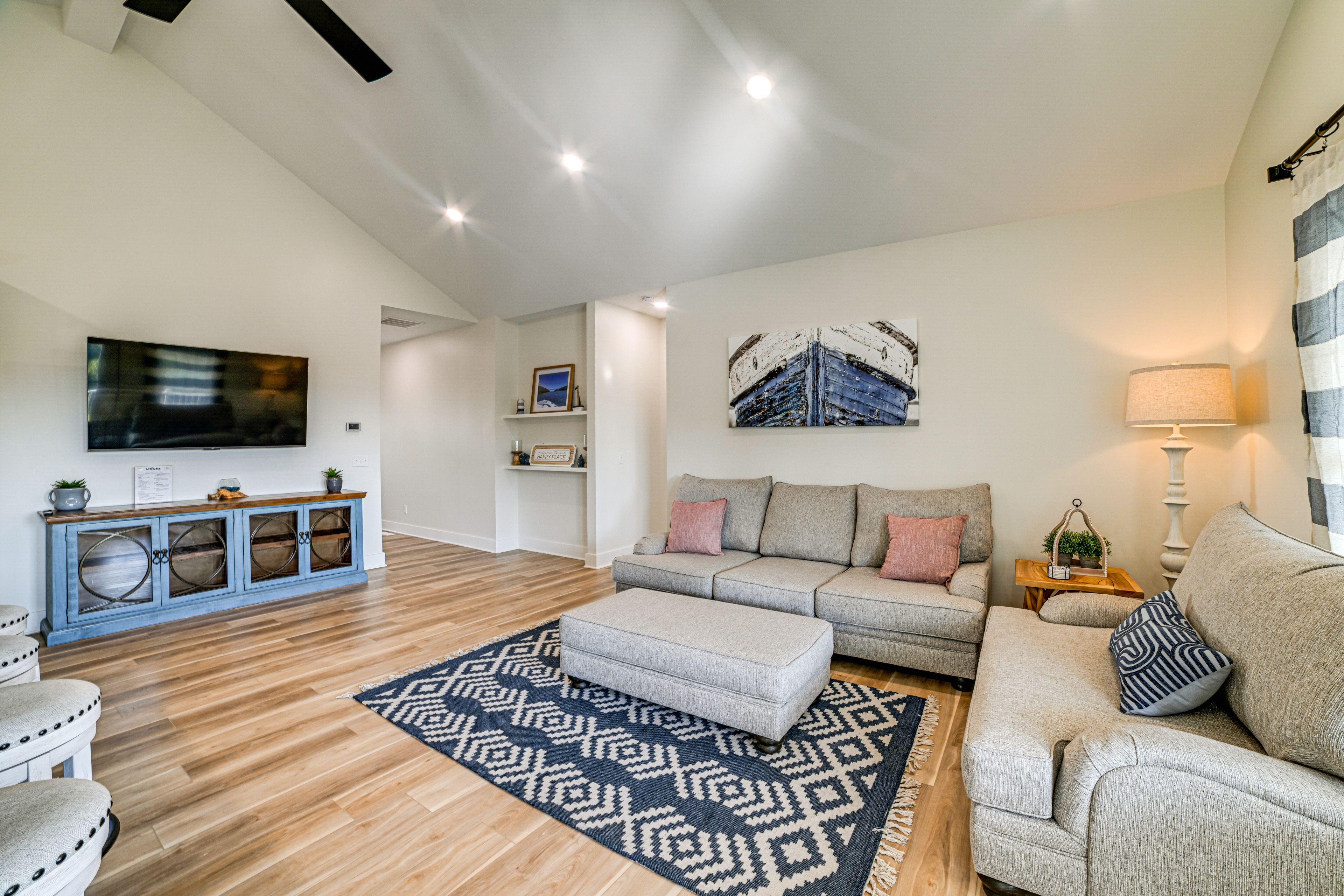 Sitting Area | Smart TV | 1st Floor