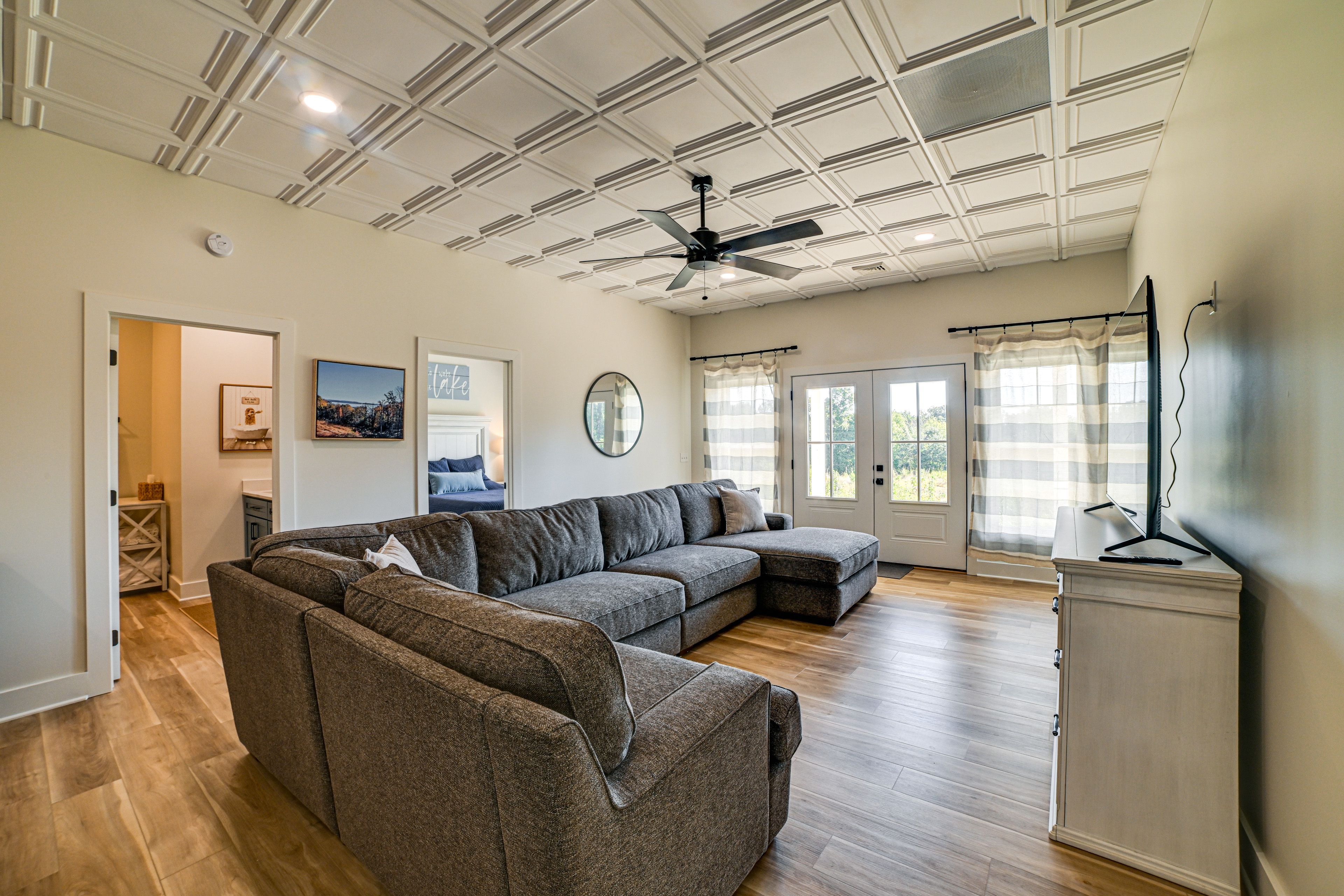 Living Room | Free WiFi | Smart TV | Basement Level