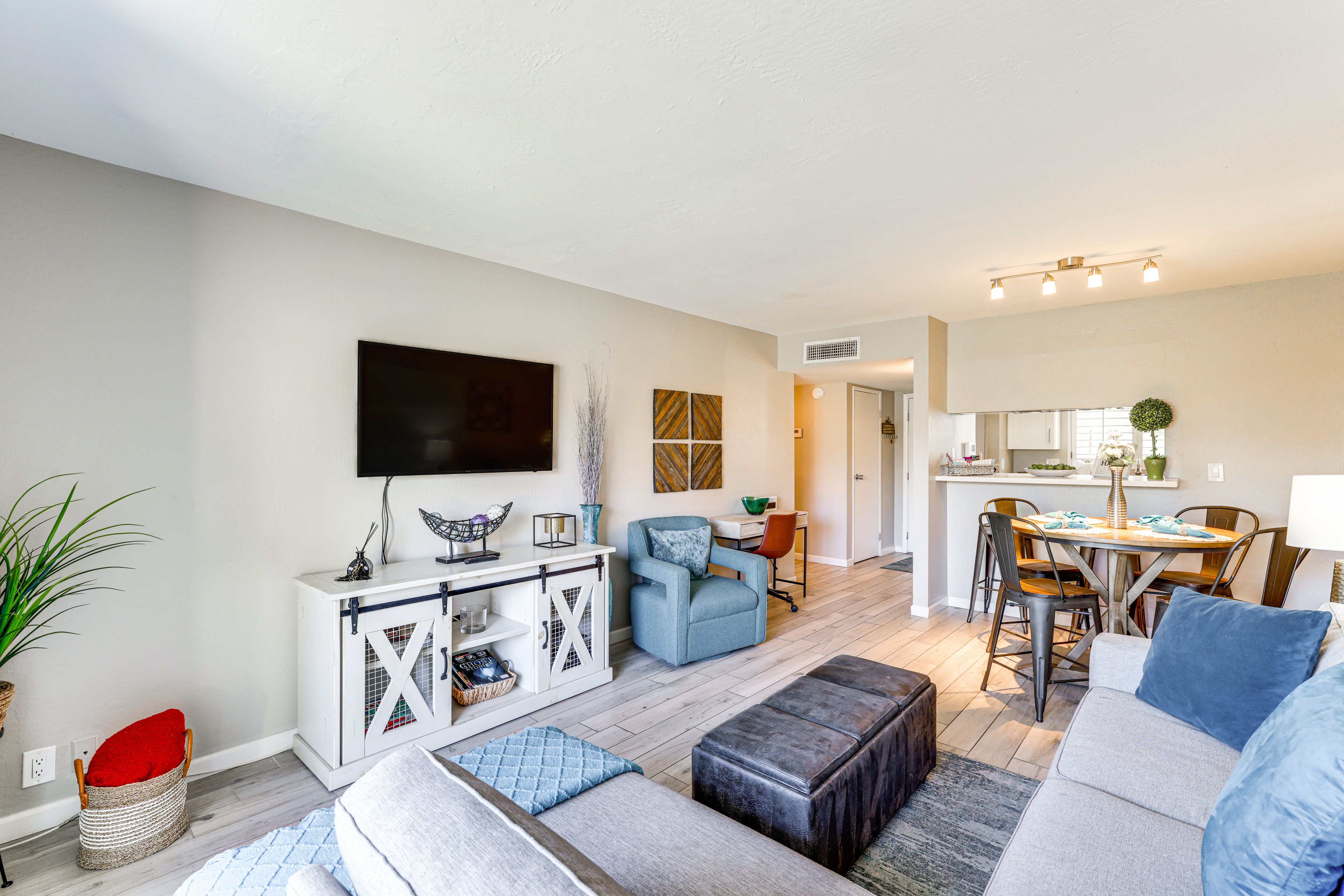 Living Room | Central Heating & A/C | Smart TV