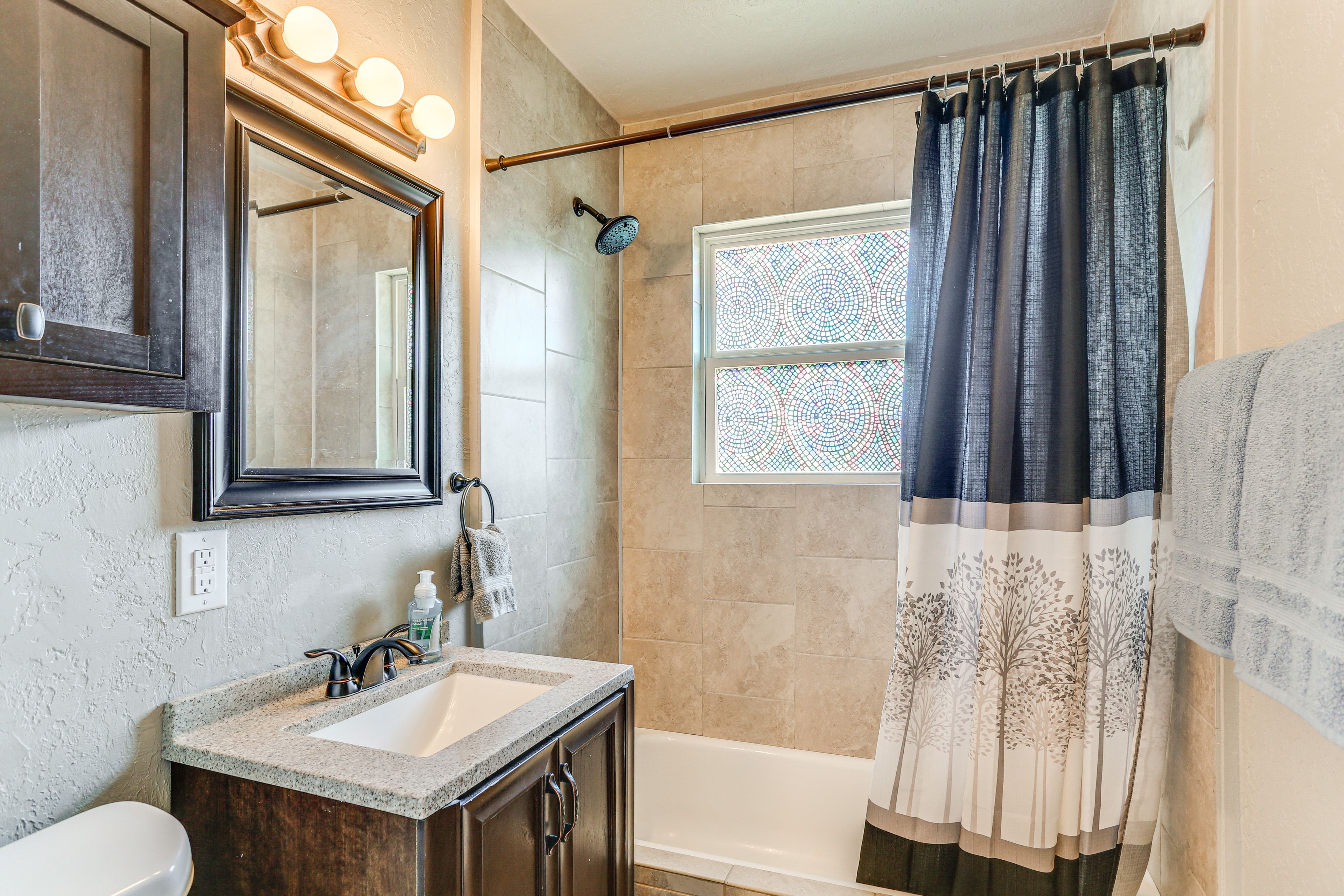 Full Bathroom | Towels Provided