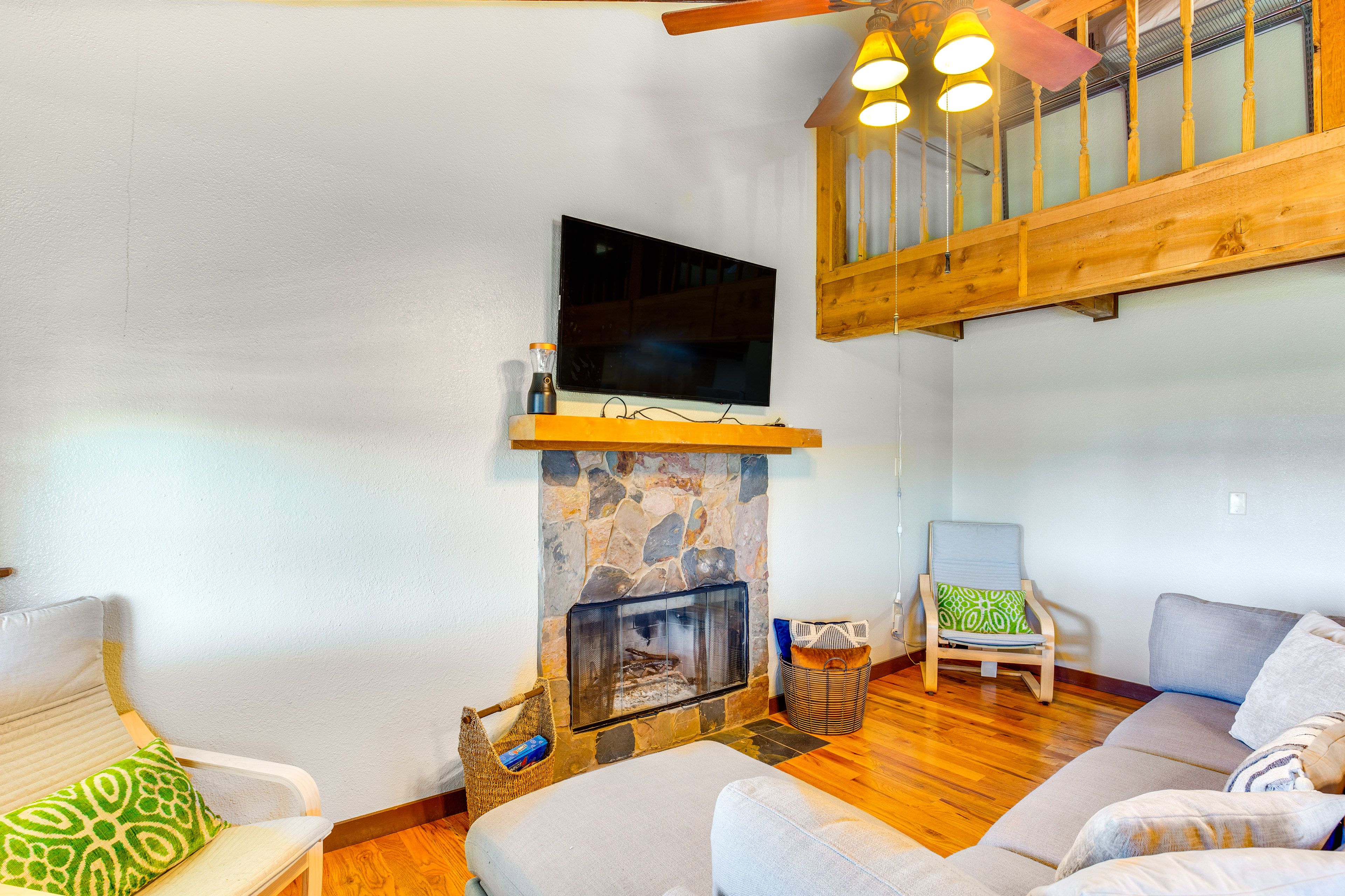 Living Room | Free WiFi | Smart TV | 1st Floor
