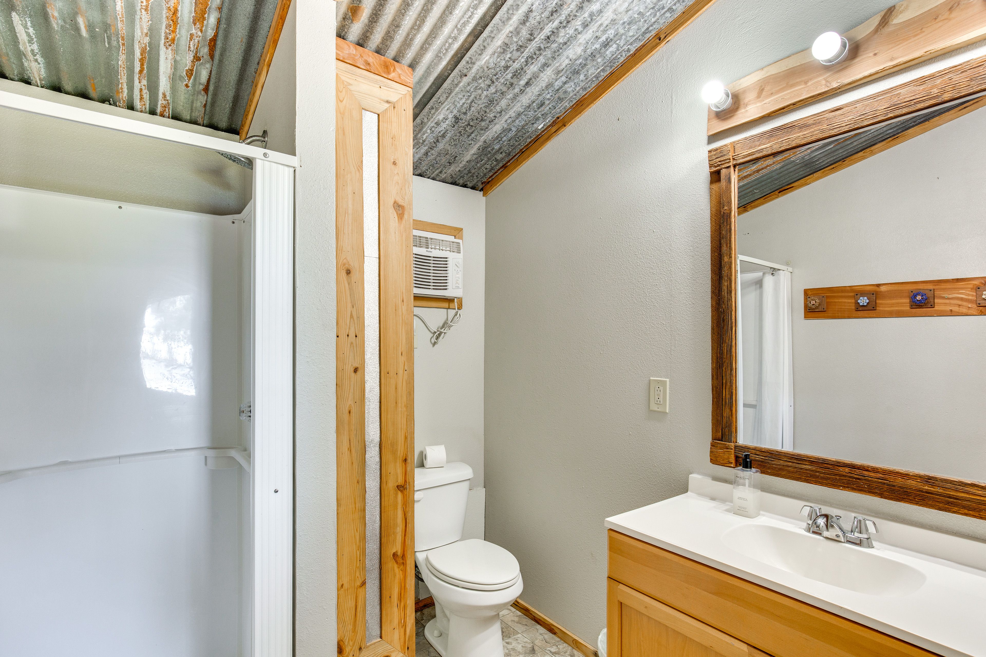 Full Bathroom | Towels Provided | 1st Floor