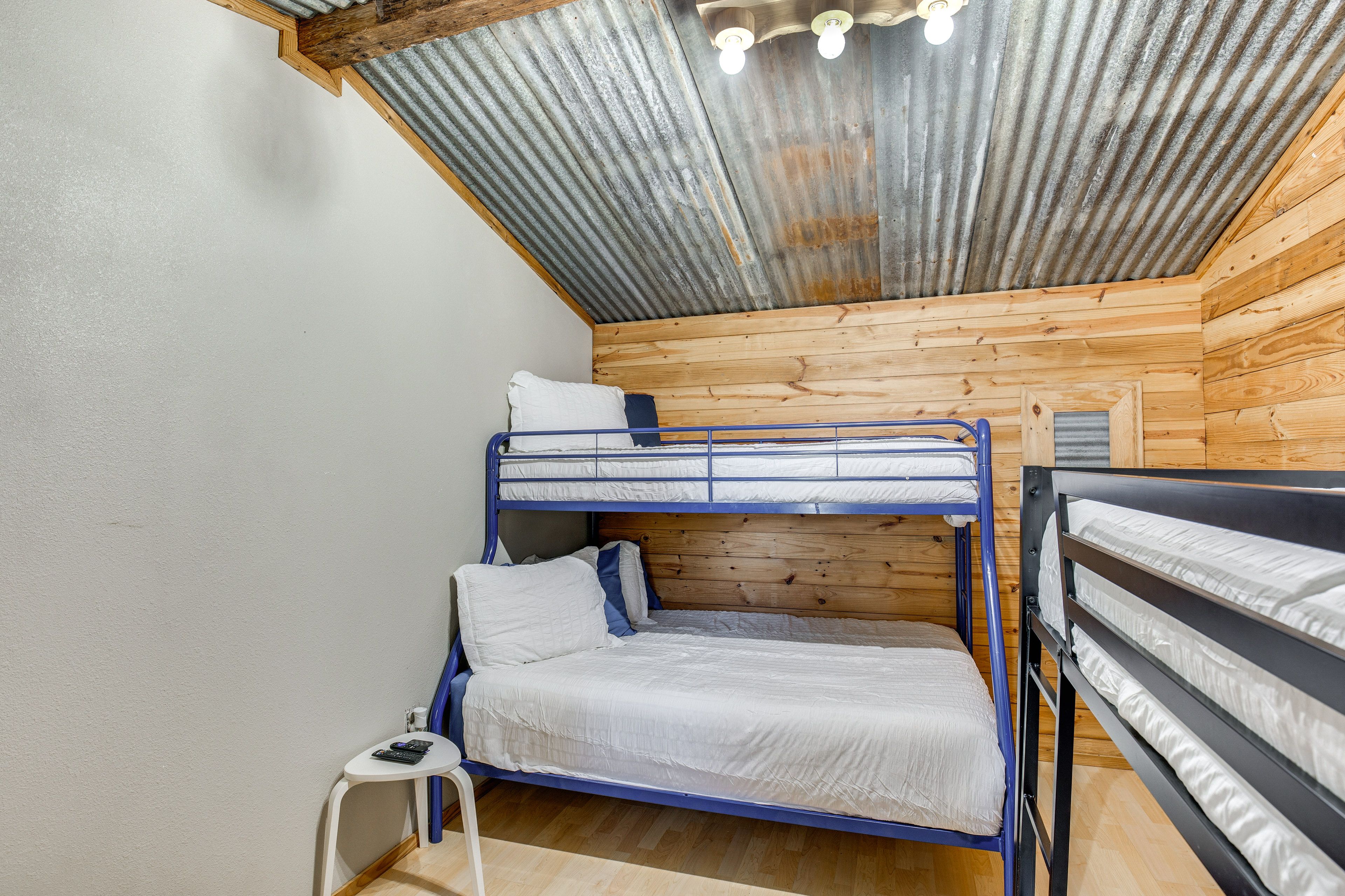 Bedroom 2 | Twin/Full Bunk Bed | Twin Bunk Bed | 1st Floor