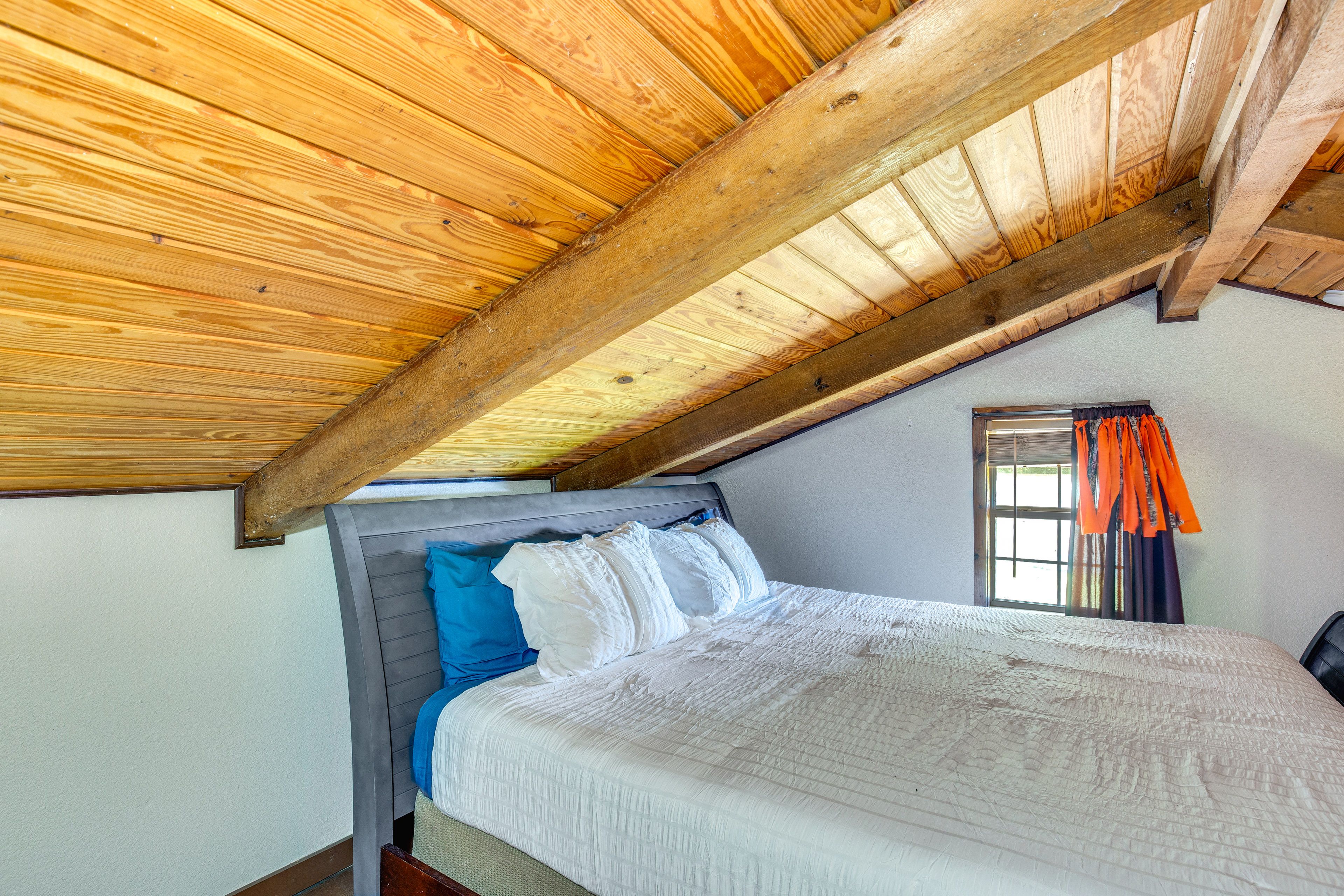 Loft | King Bed | 2nd Floor