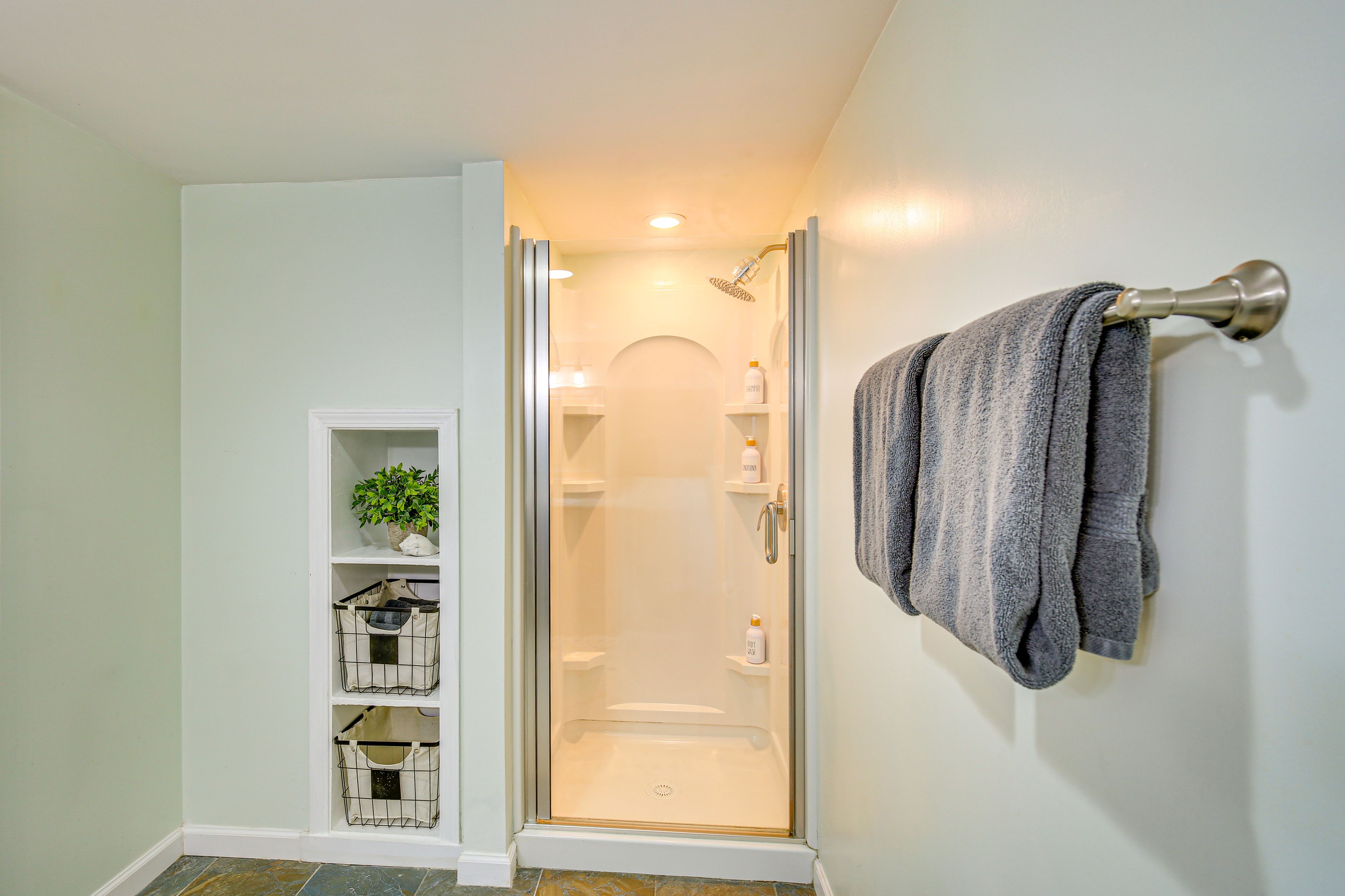 Full Bathroom | Basement Floor | Towels Provided