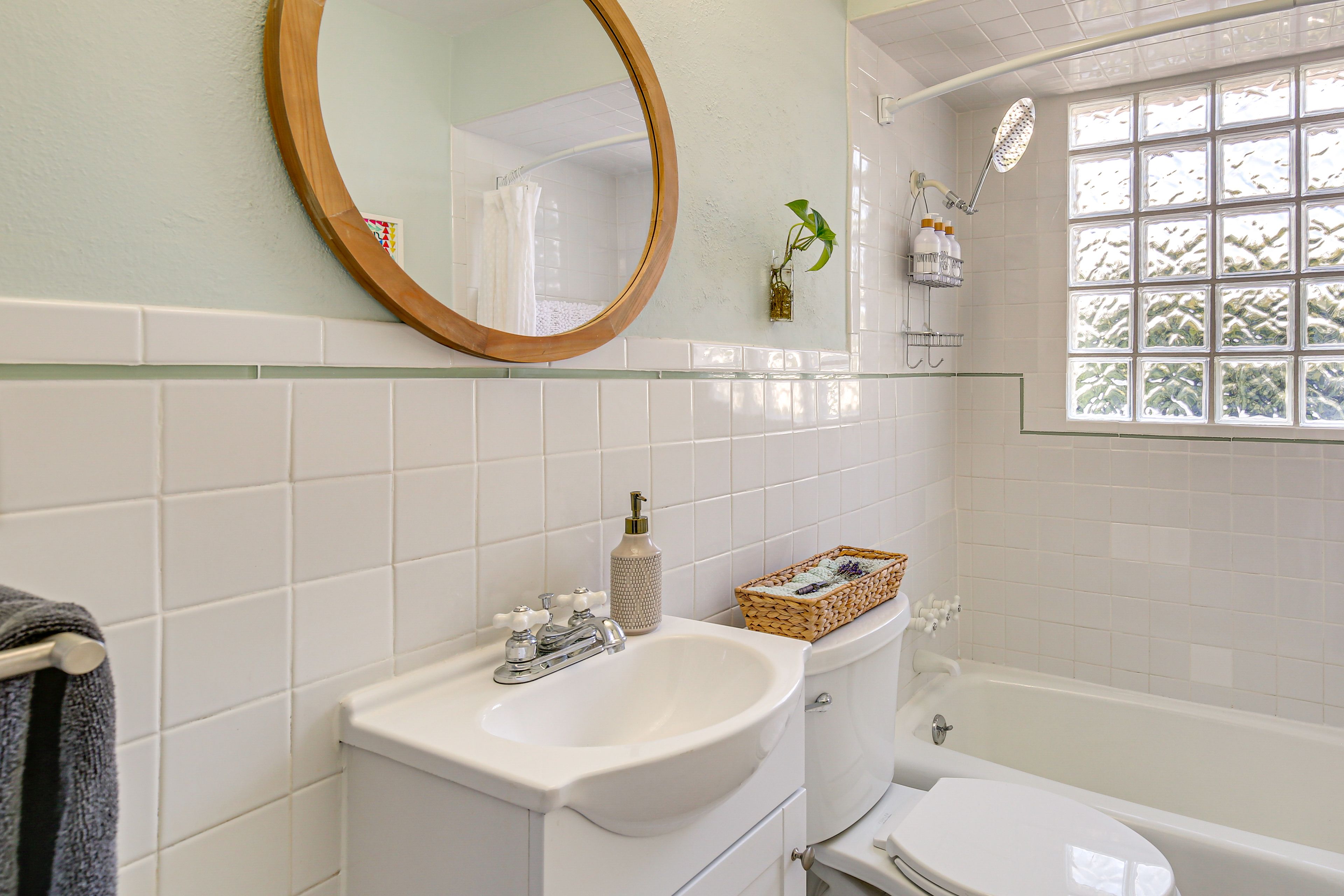 Full Bathroom | 1st Floor | Shower/Tub Combo