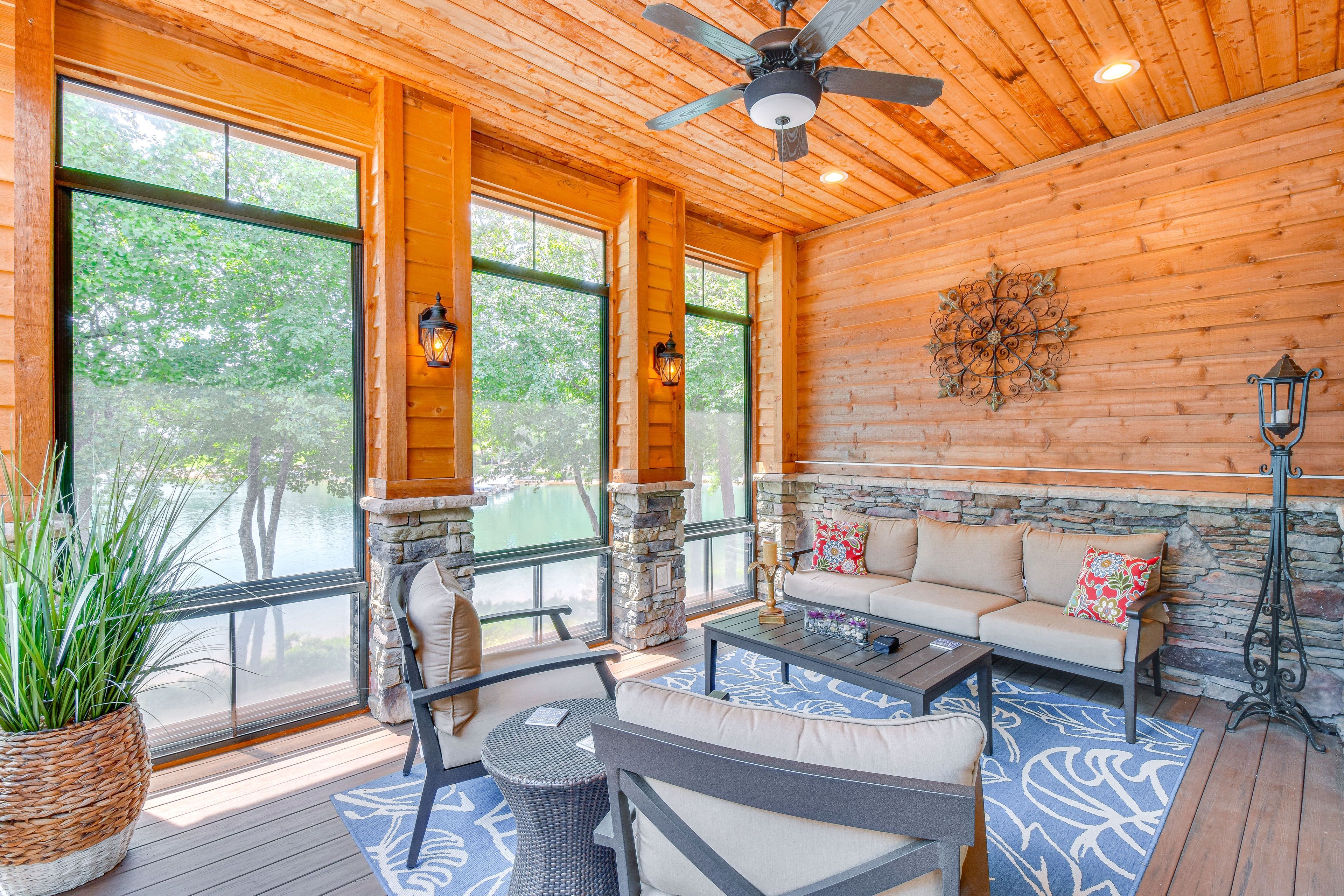 Screened Deck | Lake Views