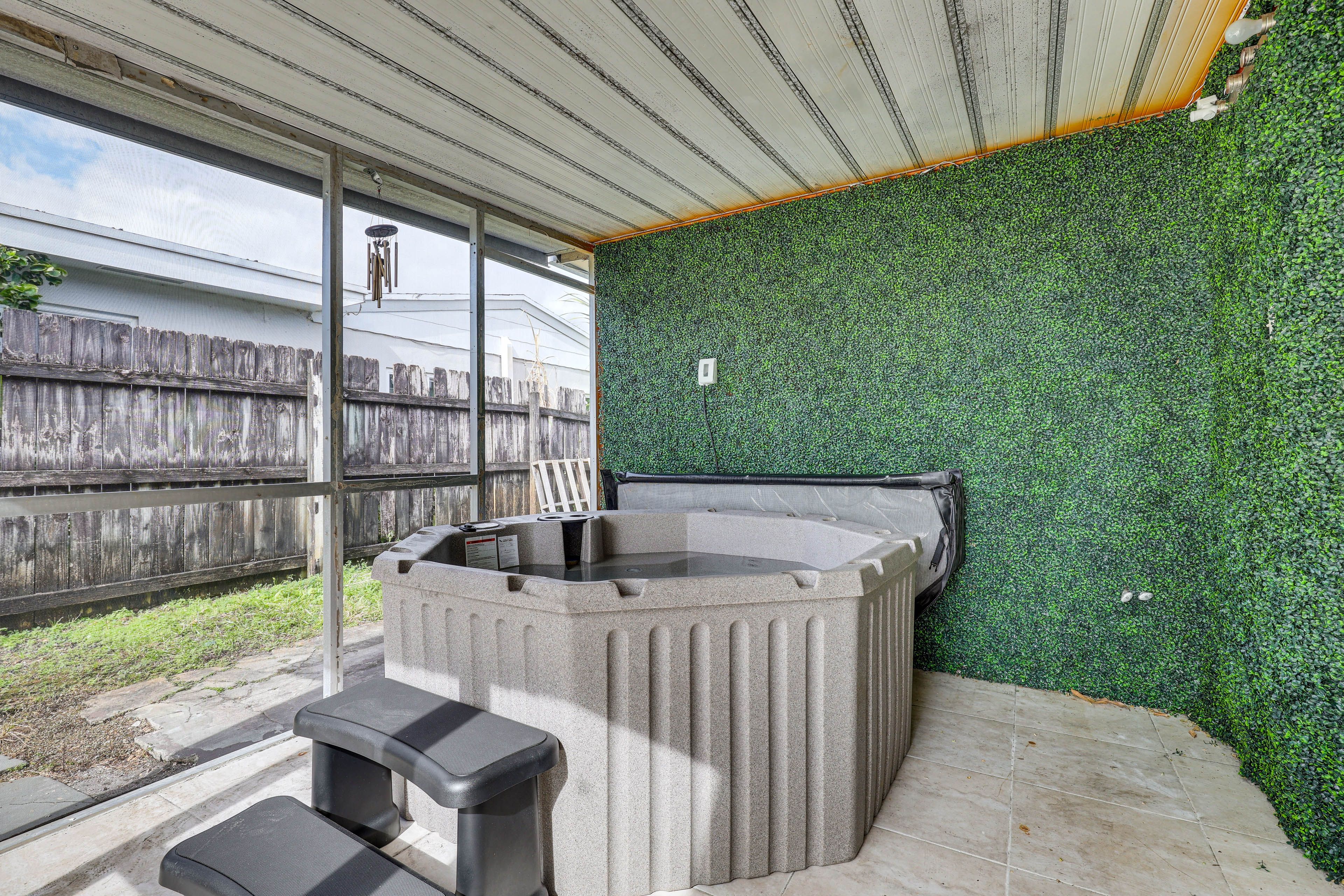 Screened Porch | Hot Tub | Single-Story Home