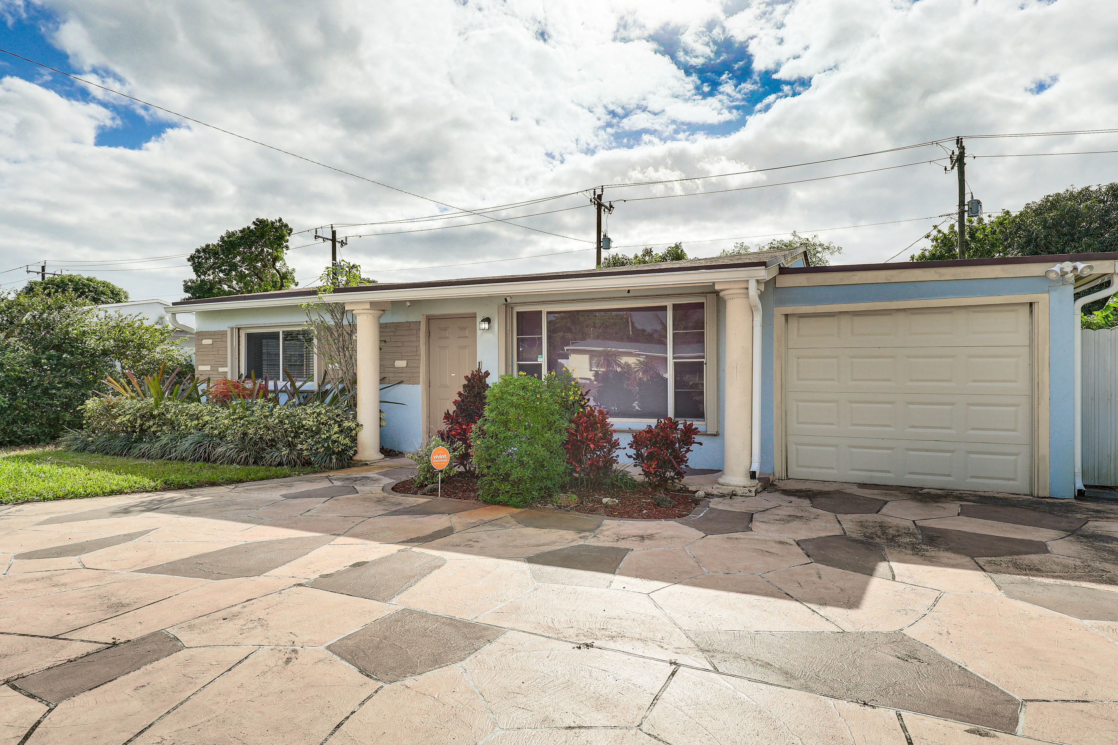Parking | Driveway (6 Vehicles) | RV/Trailer Parking Allowed | Free Street