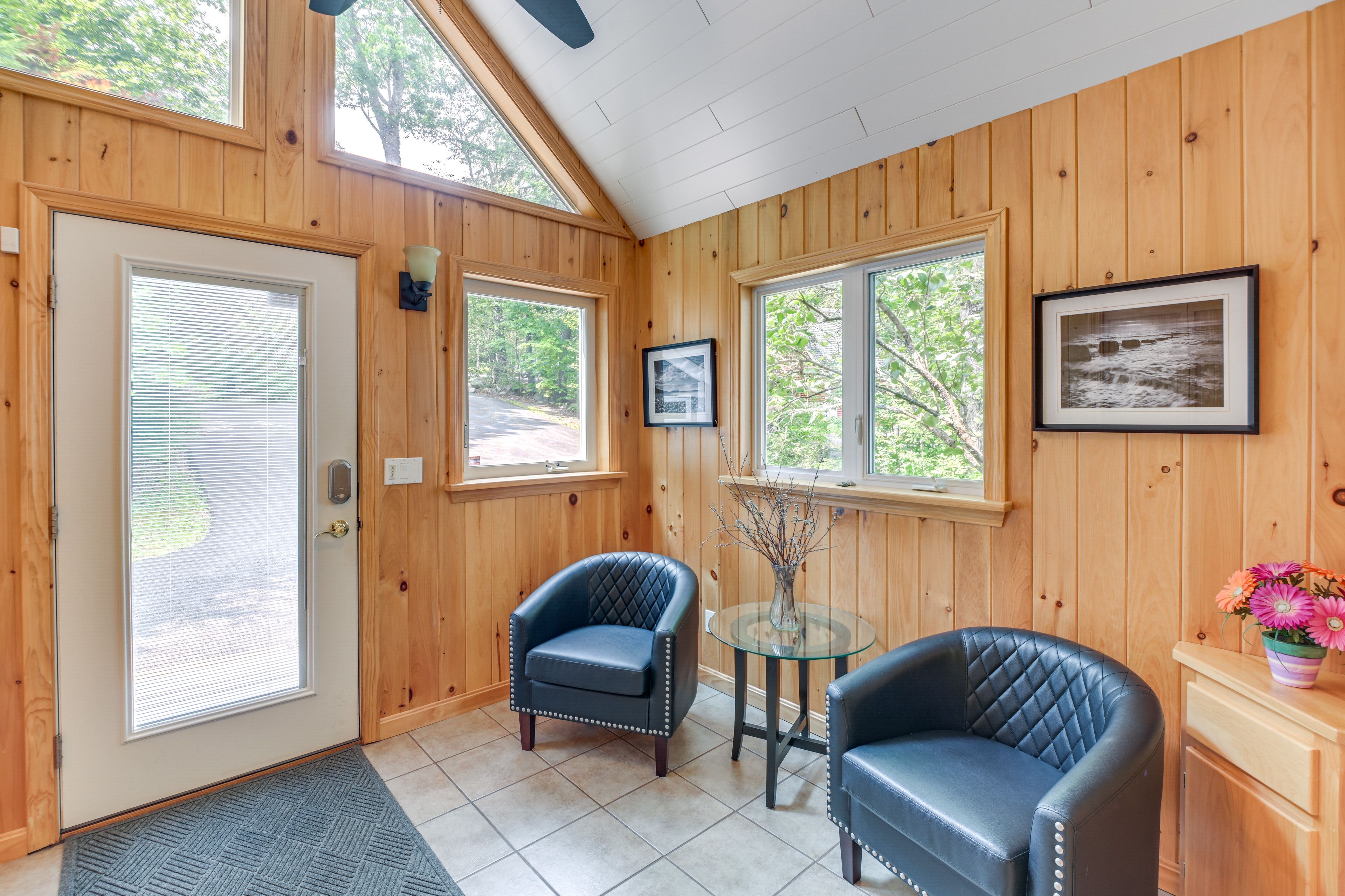 Sitting Area | 1st Floor