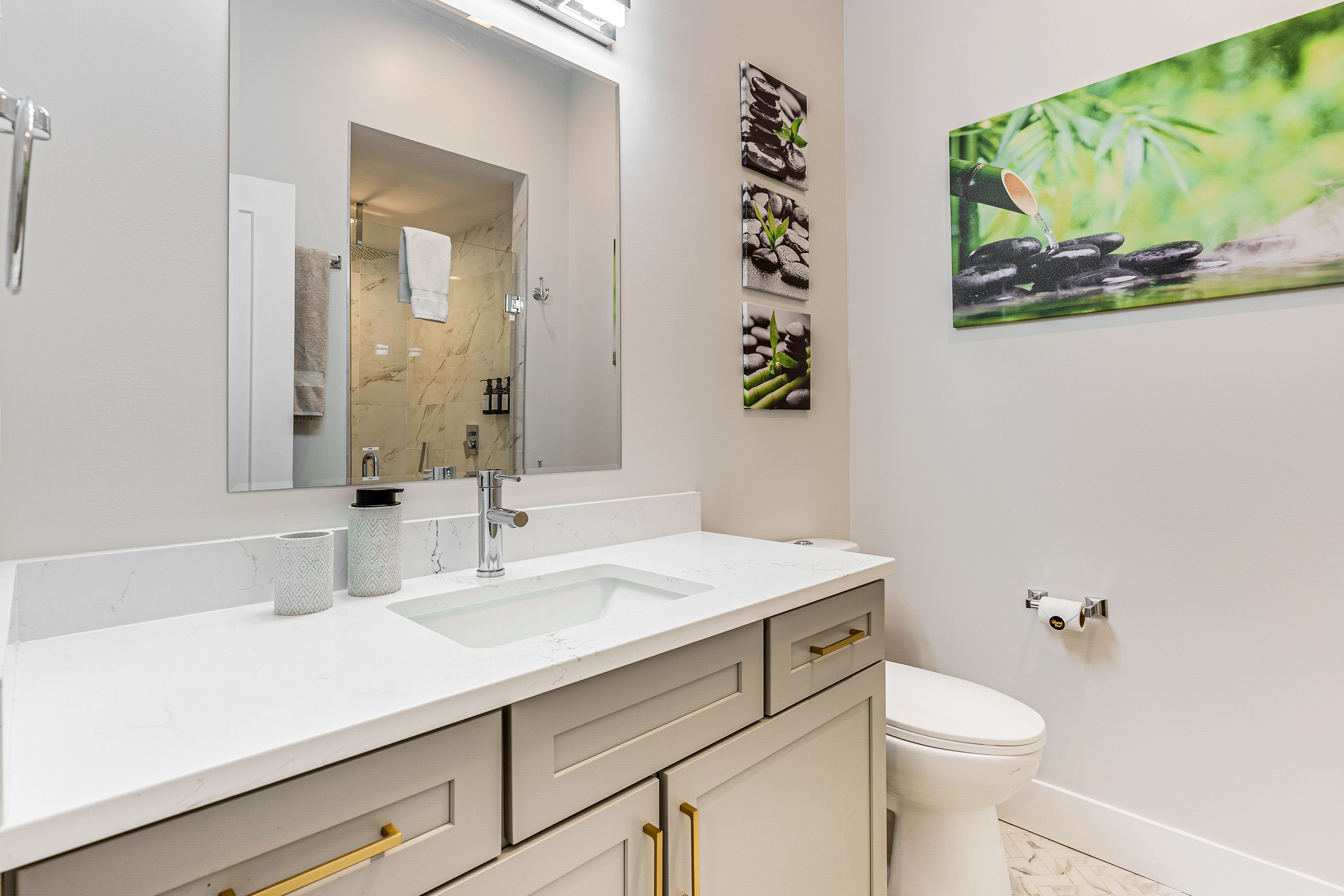 Full Bathroom | Towels Provided