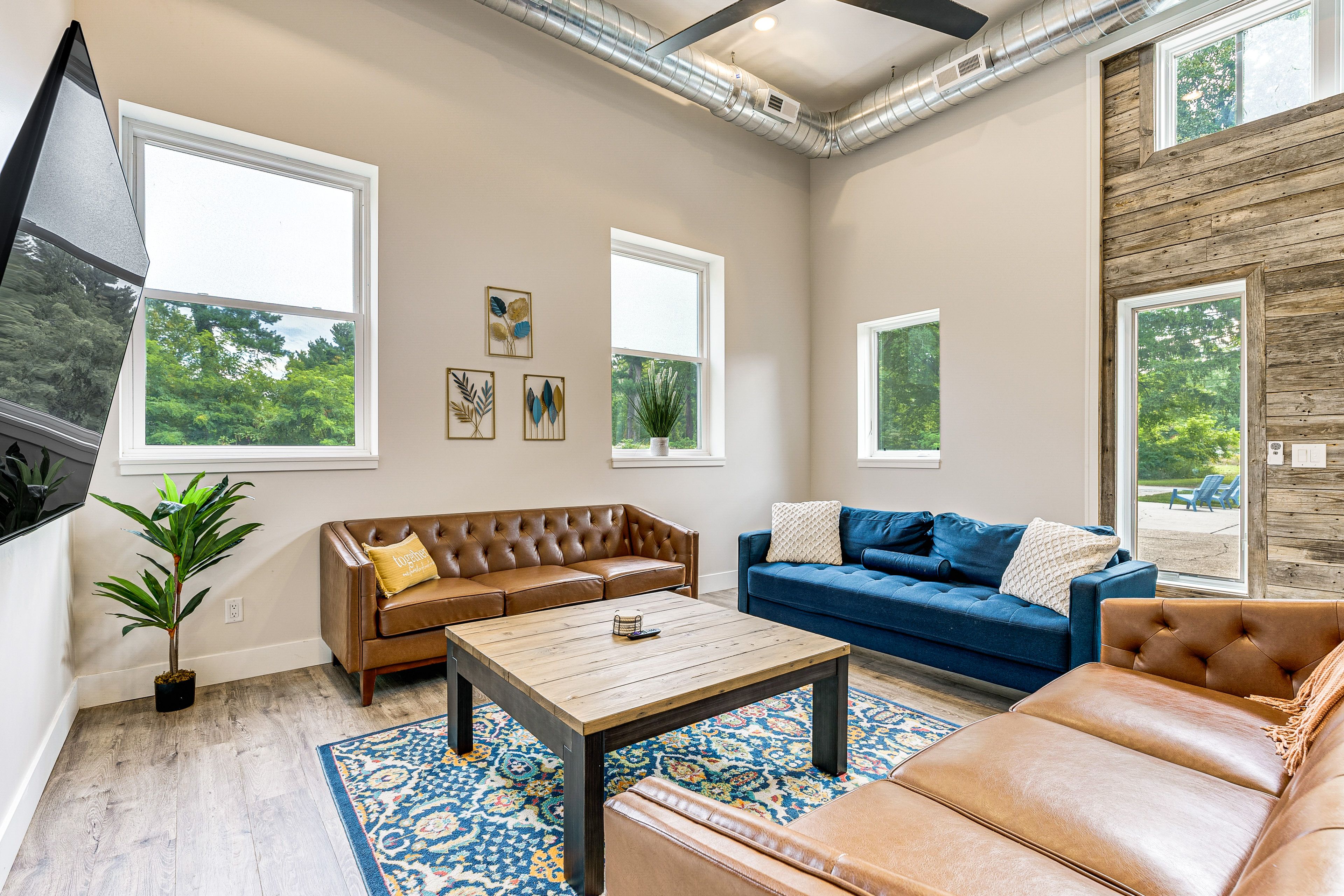 Living Room | Smart TV | Ceiling Fans | Free WiFi | Central Heating & A/C