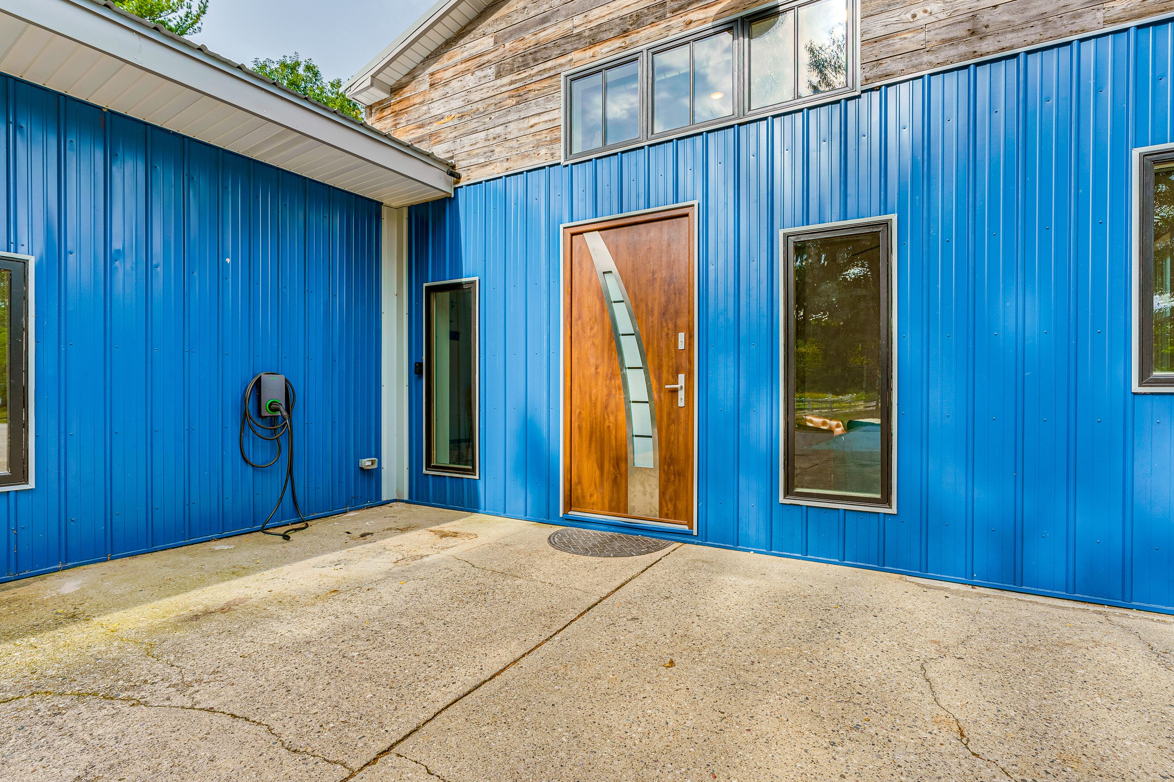Home Exterior | Parking | Driveway (6 Vehicles) | Trailer Parking Allowed