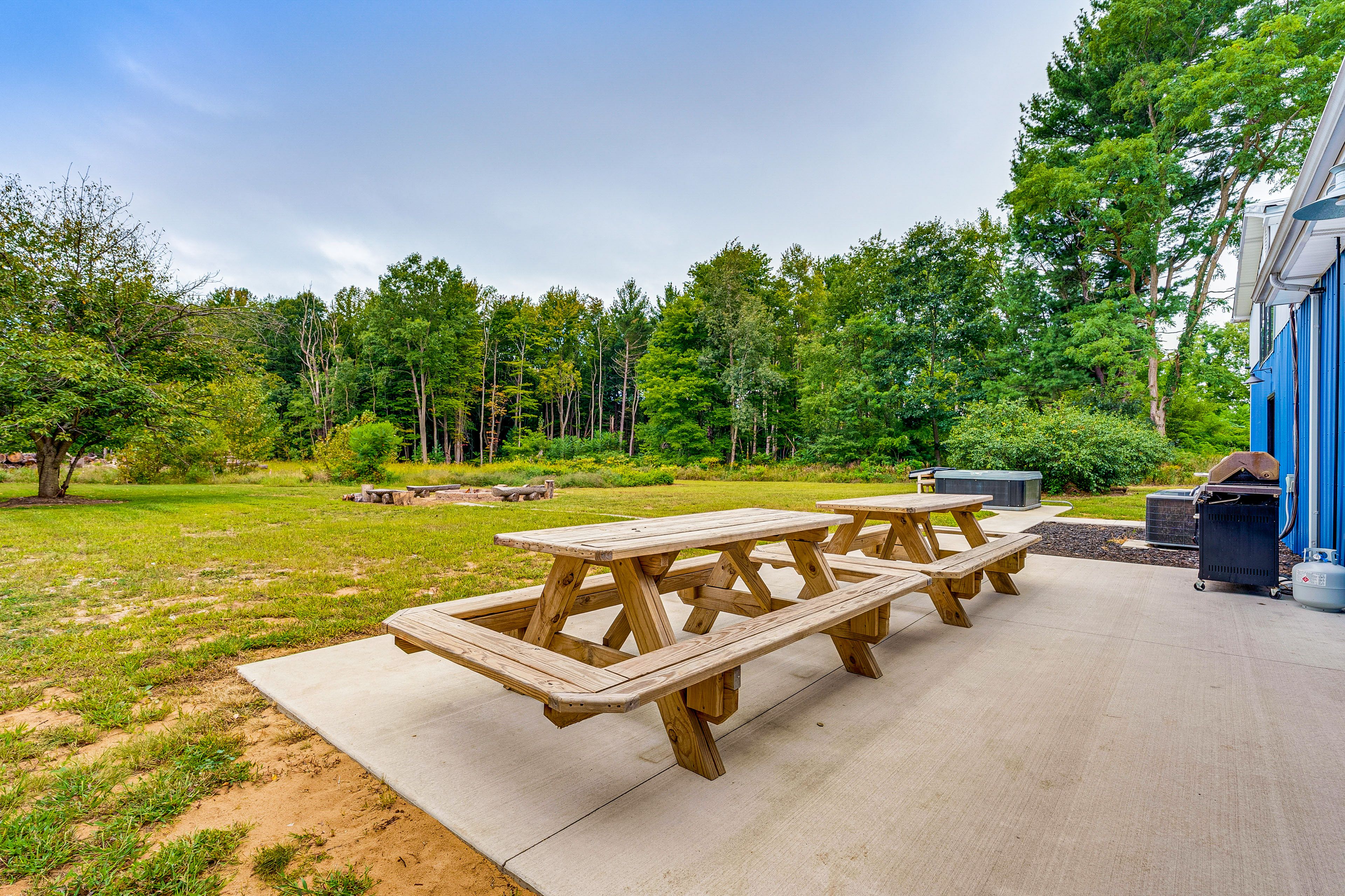 Private Backyard Area | Hot Tub | Fire Pit