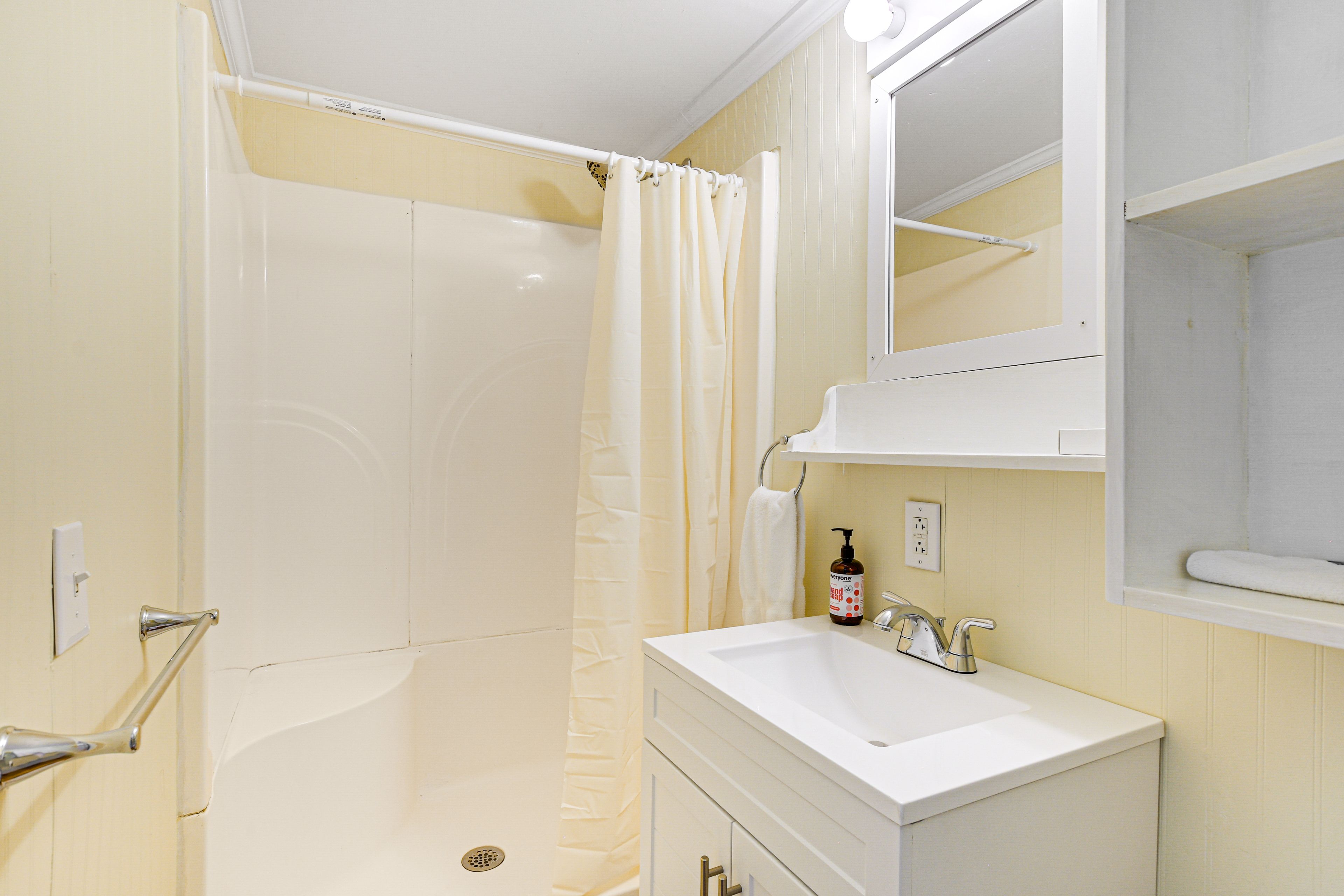 Full Bathroom | Towels Provided | 1 Interior Step