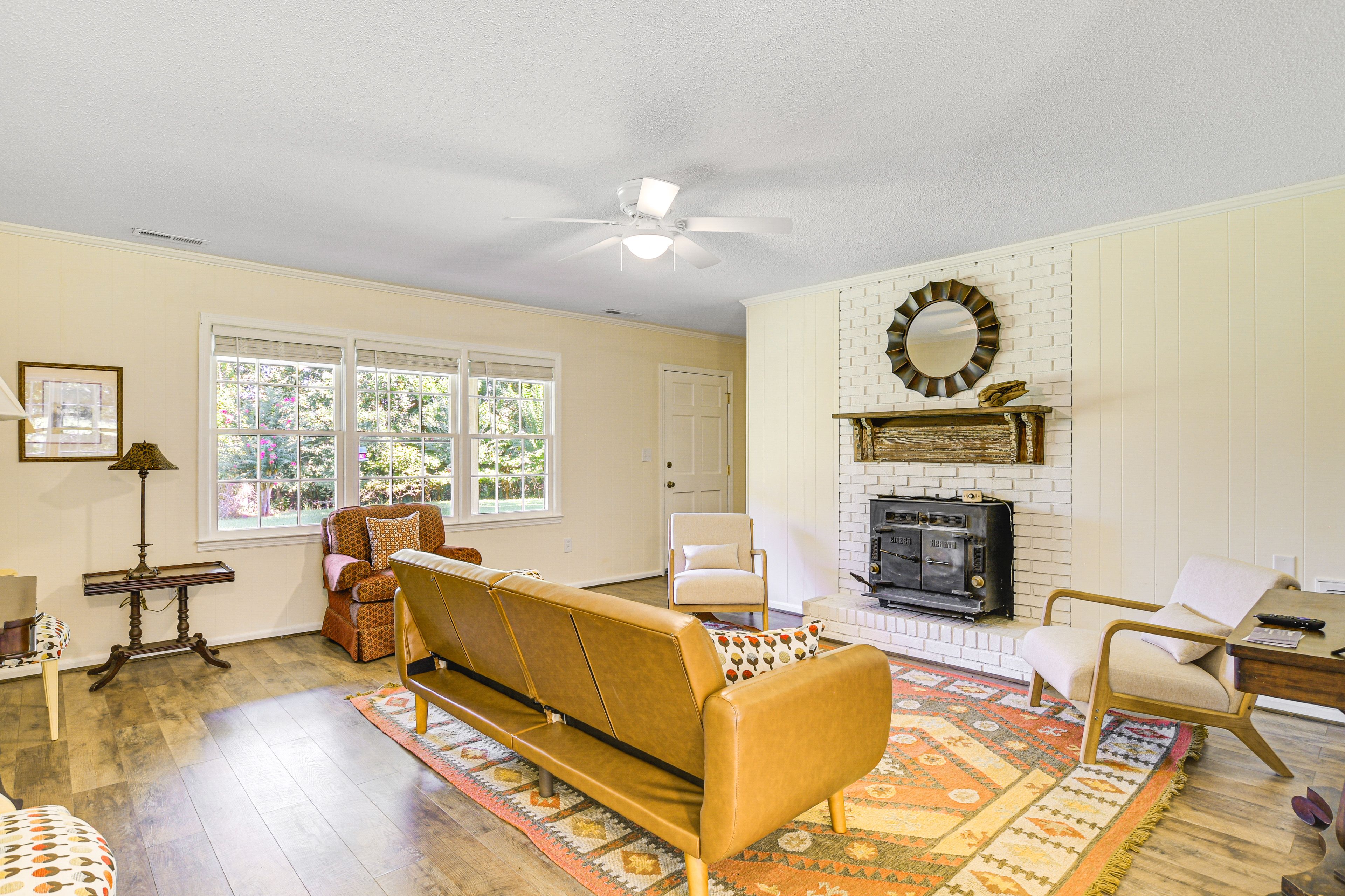 Living Room | Smart TV | Fireplace (Decorative Only)