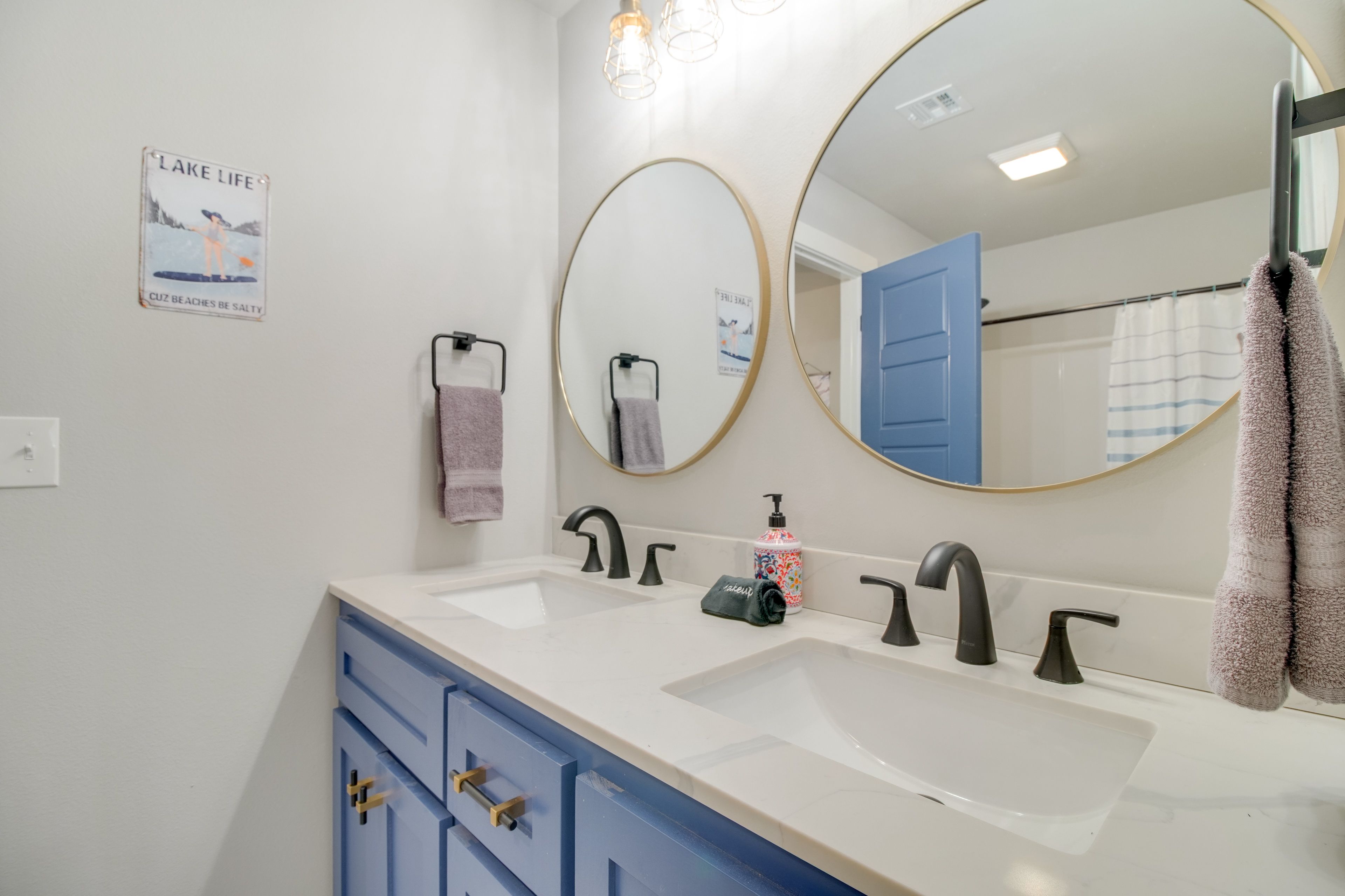 Full Bathroom | 2nd Floor