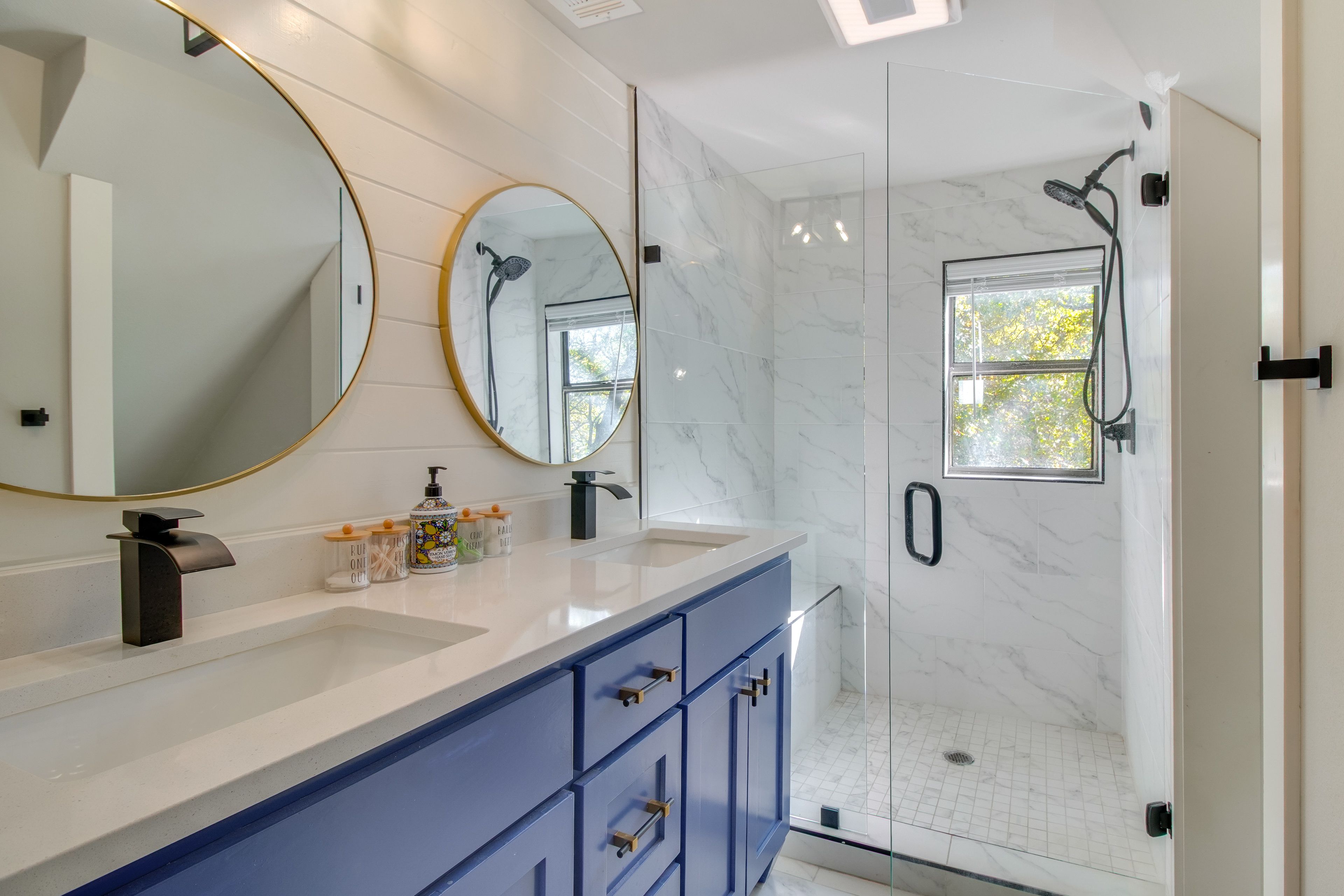 Full Bathroom | 1st Floor | Towels Provided