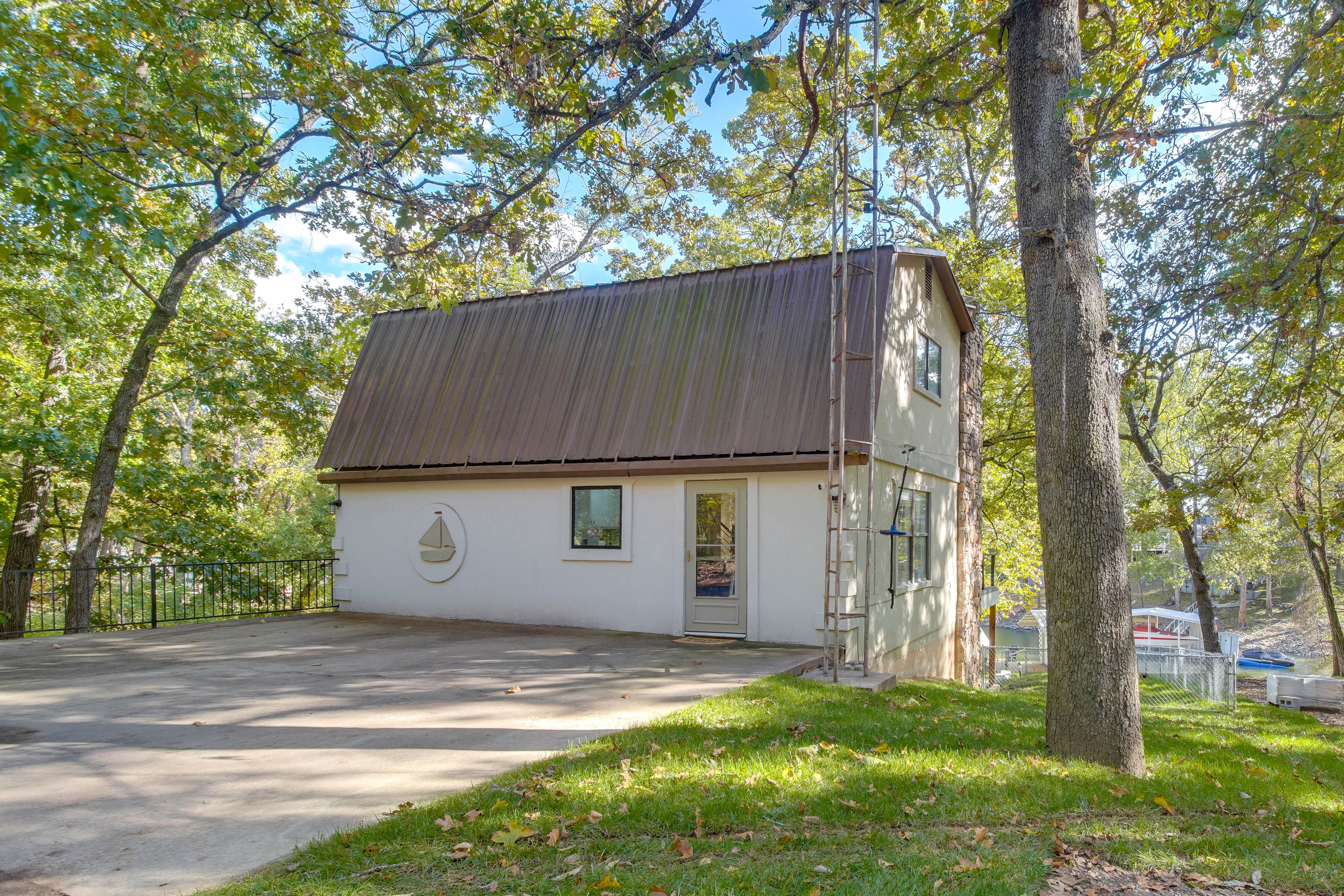 Parking | Driveway (6 Vehicles)
