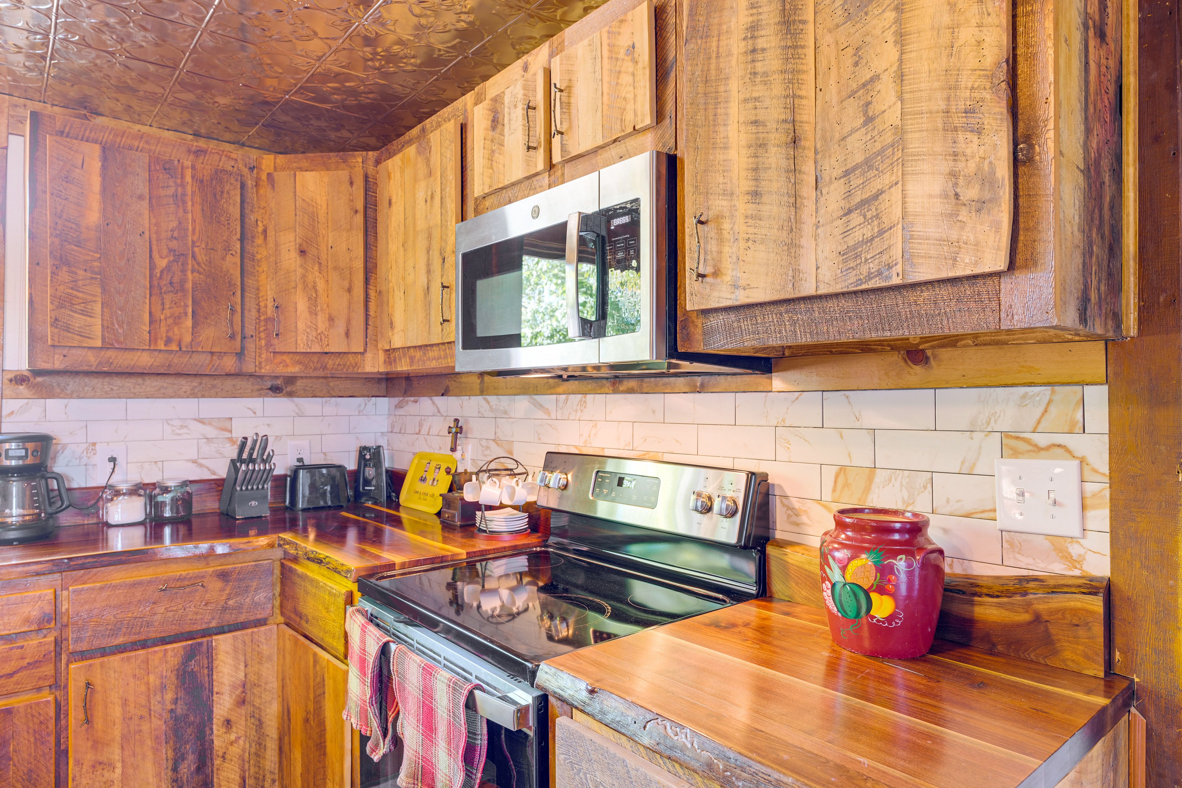 Kitchen | 1st Floor | Air Fryer | Crockpot | Toaster | Spices