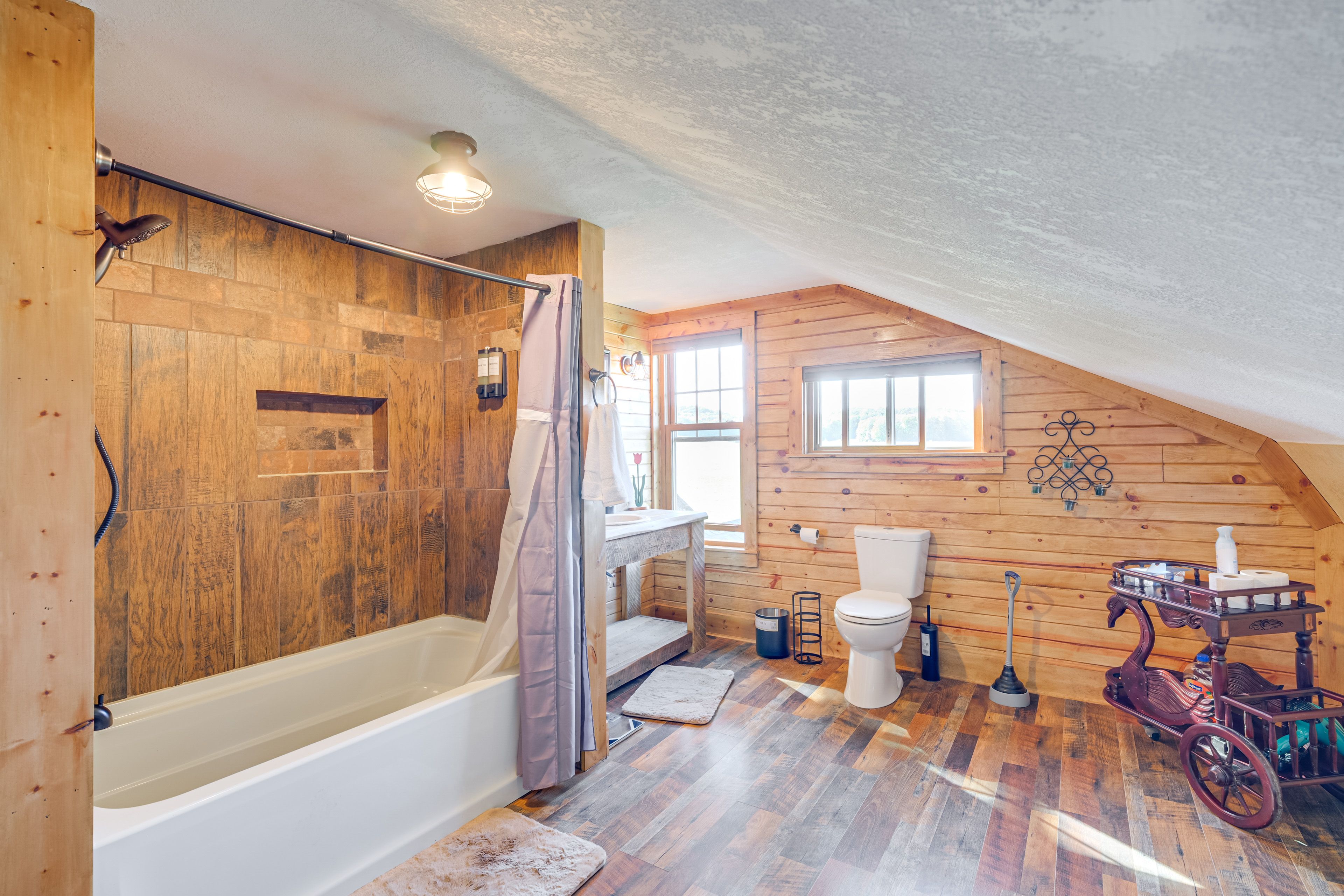 Full Bathroom | 2nd Floor