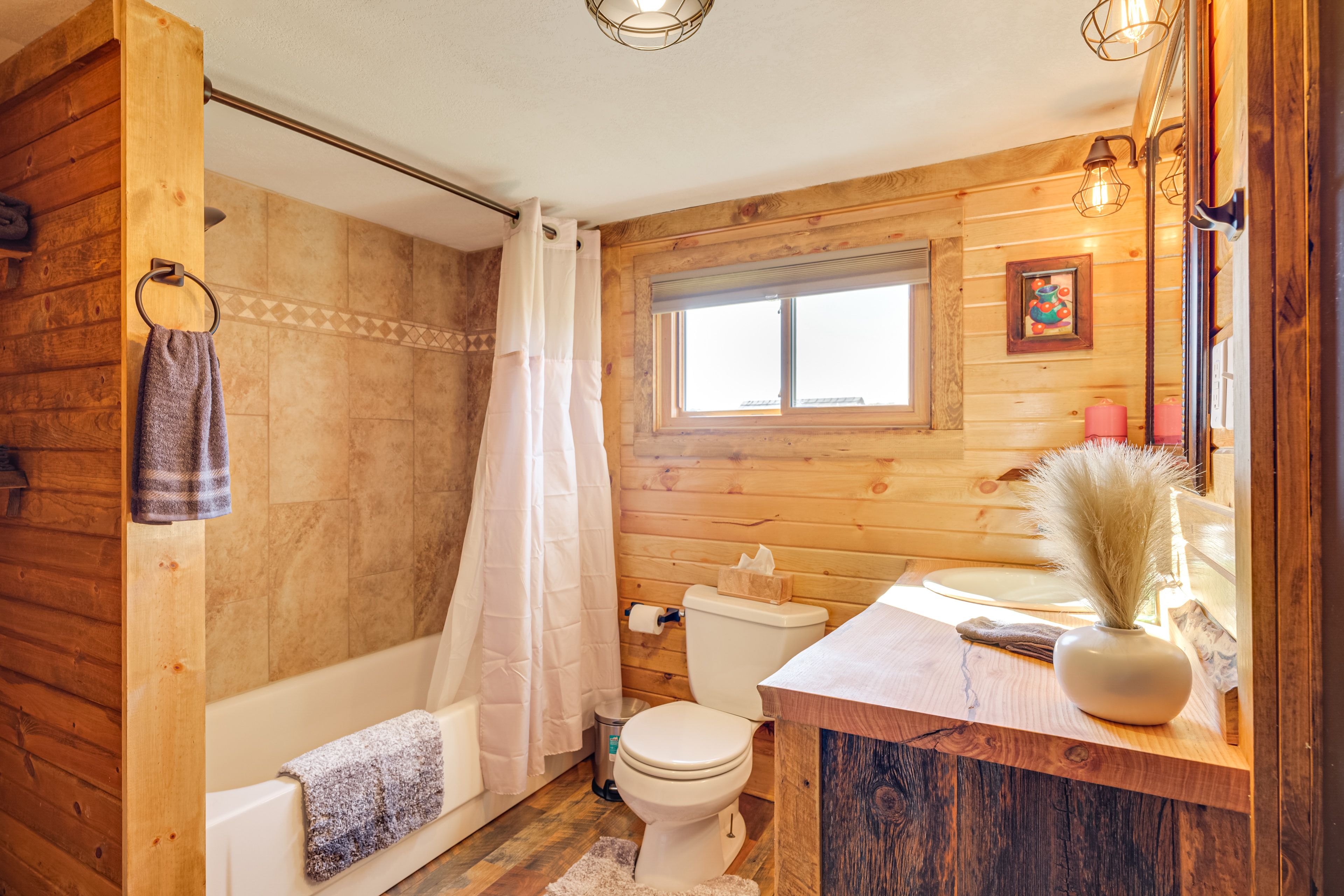 Full Bathroom | 1st Floor | Complimentary Toiletries | Towels Provided