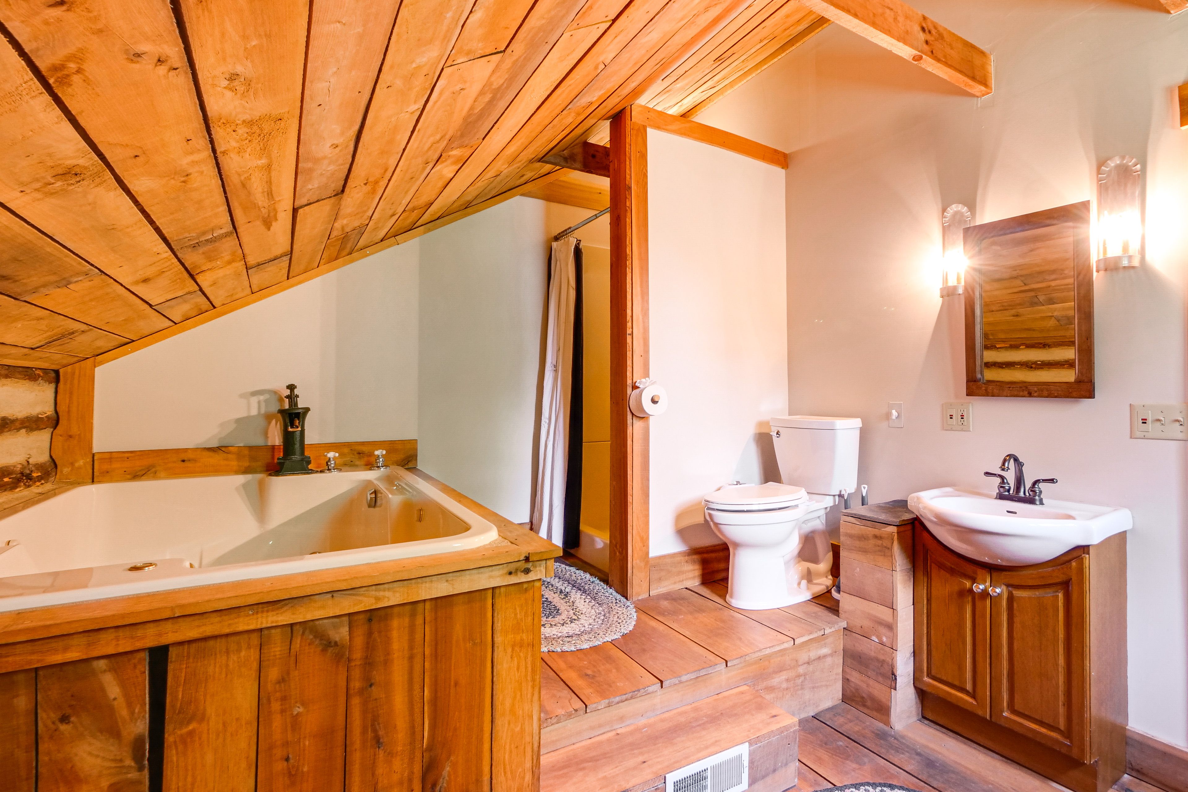 En-Suite Bathroom | 2nd Floor