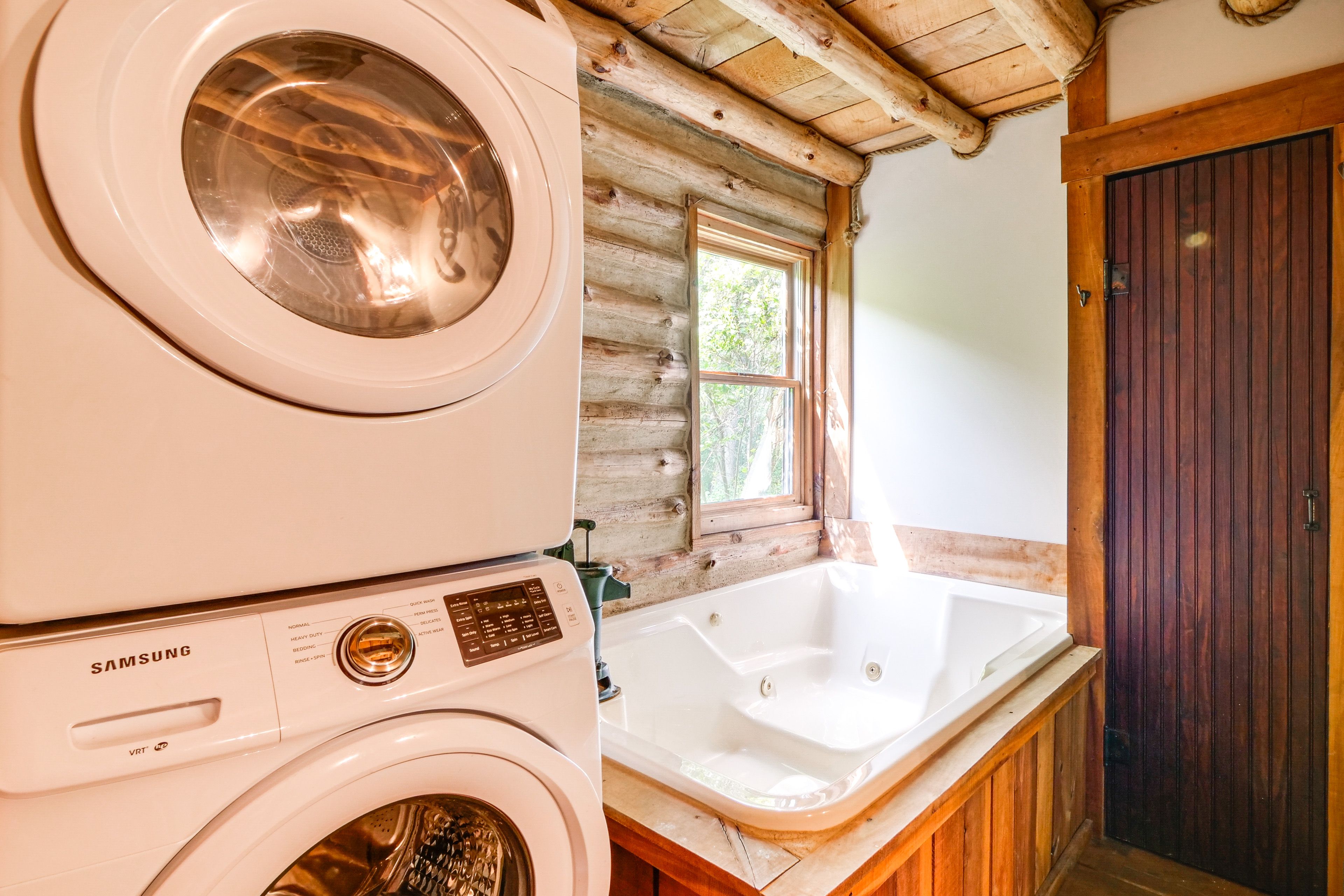 Full Bathroom | 1st Floor | Washer & Dryer | Complimentary Toiletries